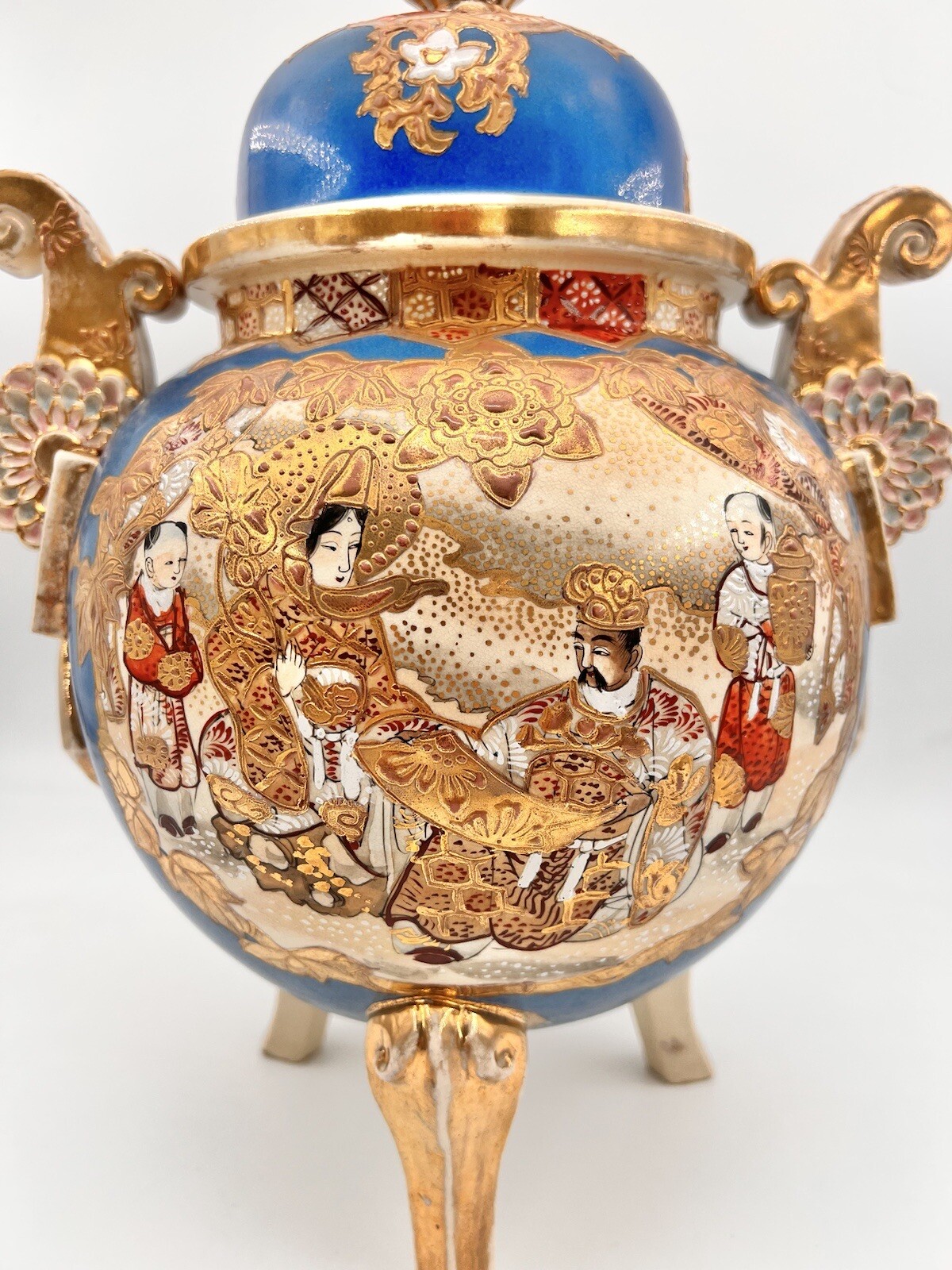 【瑠璃の地に宴の灯がともる】薩摩焼 色絵金彩 人物文 両耳三足 香炉 - 画像 (2)