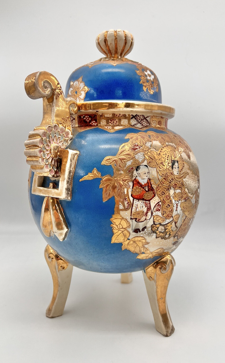 【瑠璃の地に宴の灯がともる】薩摩焼 色絵金彩 人物文 両耳三足 香炉 - 画像 (3)
