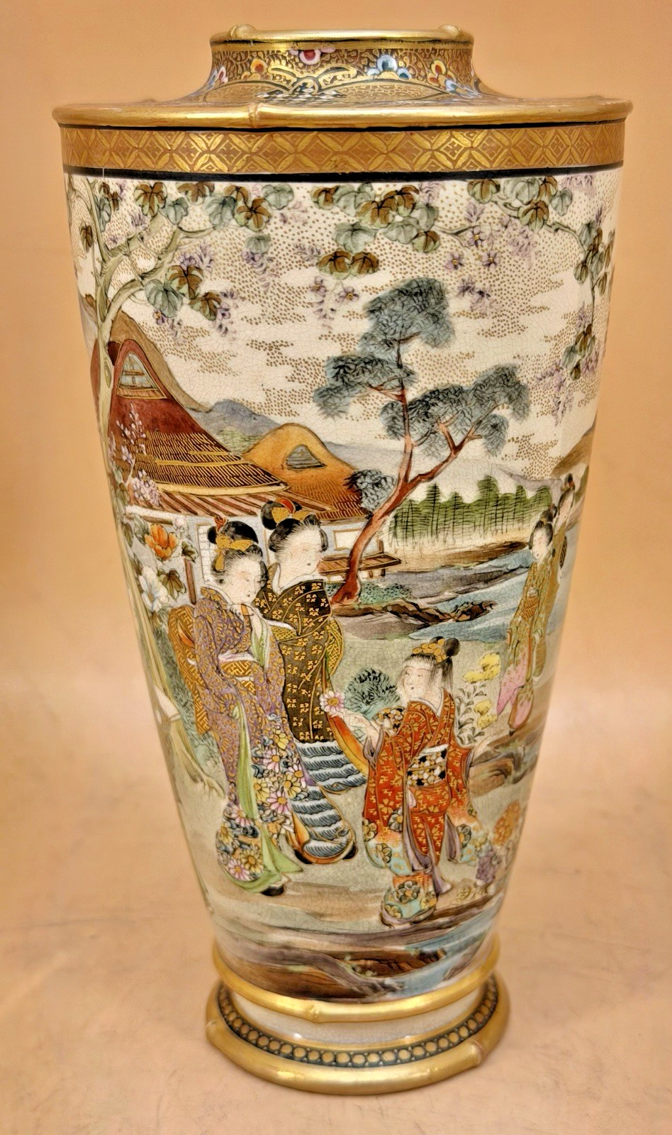 【藁屋根の前で交わす挨拶】薩摩焼 涼山 色絵金彩 人物文 両耳花瓶 - 画像 (2)