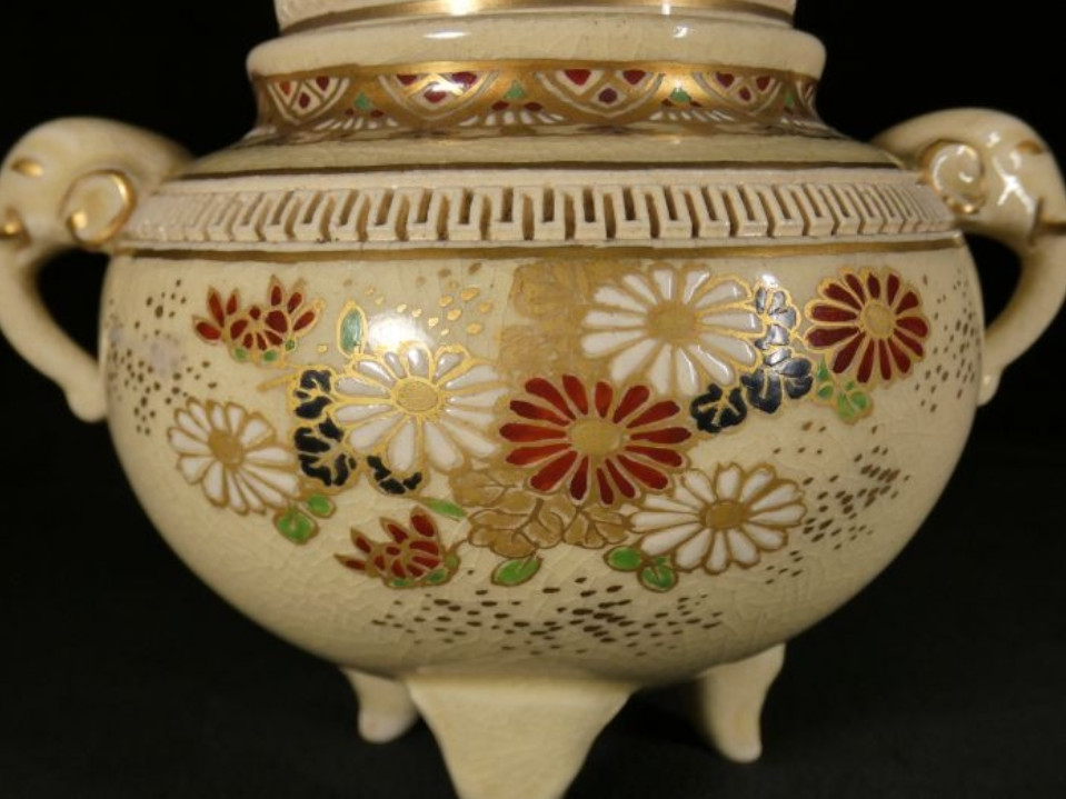 【透かしの蓋から菊が香る】薩摩焼 色絵金彩 菊花文 透かし蓋 両耳三足香炉 - 画像 (3)