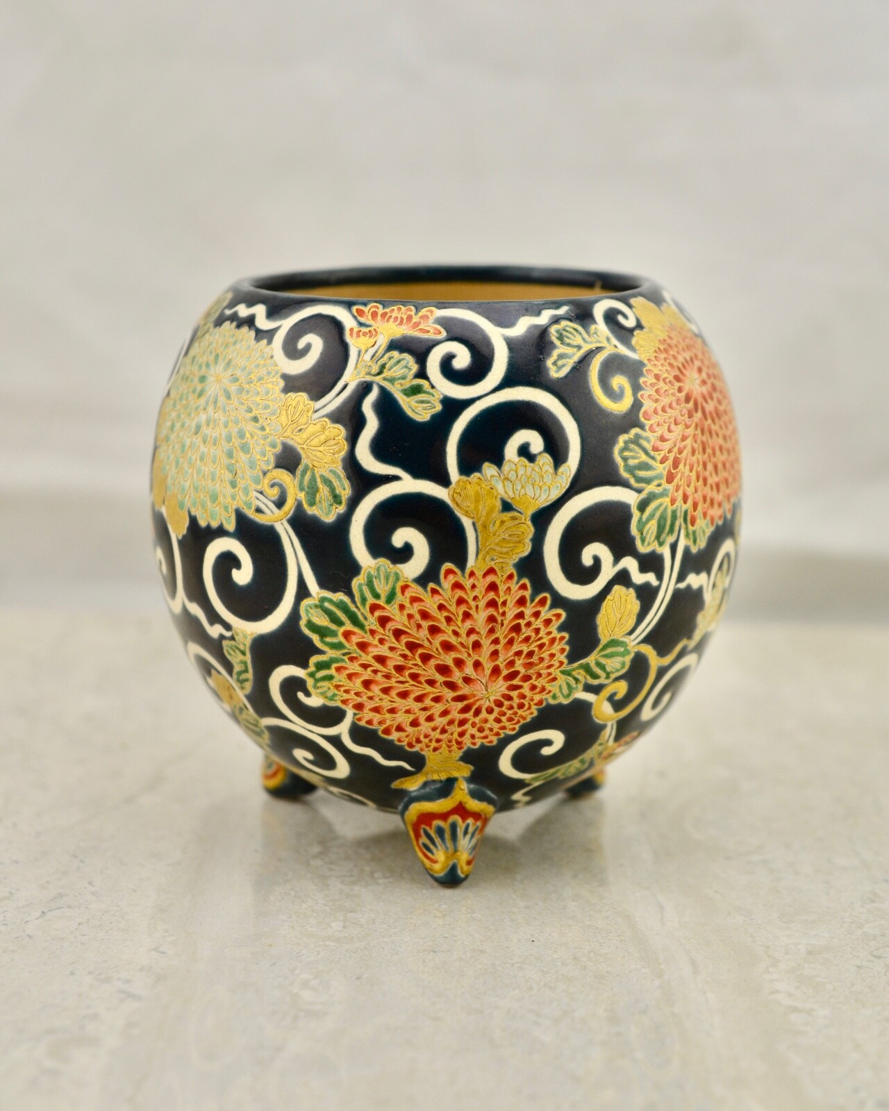 【闇の中に菊が咲きこぼれる】薩摩焼 呉須青 菊唐草文 三足香炉 金彩 - 画像 (2)
