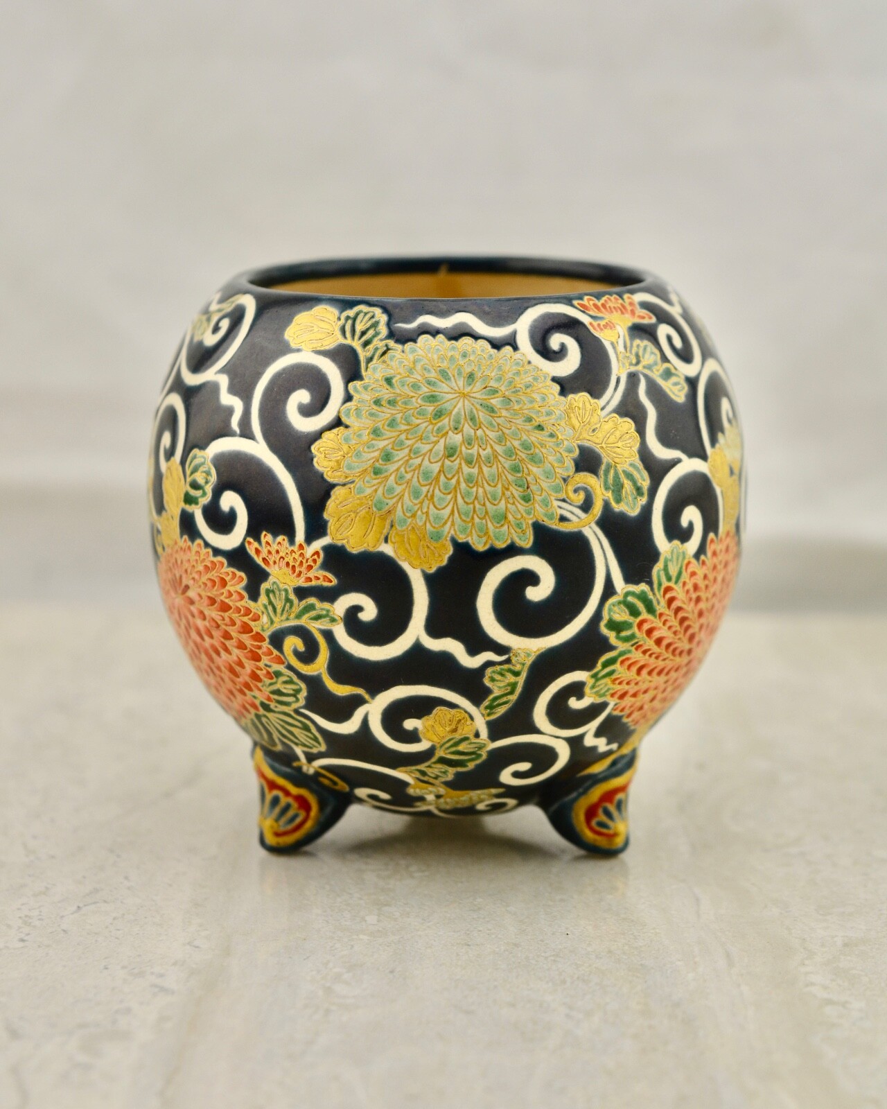 【闇の中に菊が咲きこぼれる】薩摩焼 呉須青 菊唐草文 三足香炉 金彩 - 画像 (3)