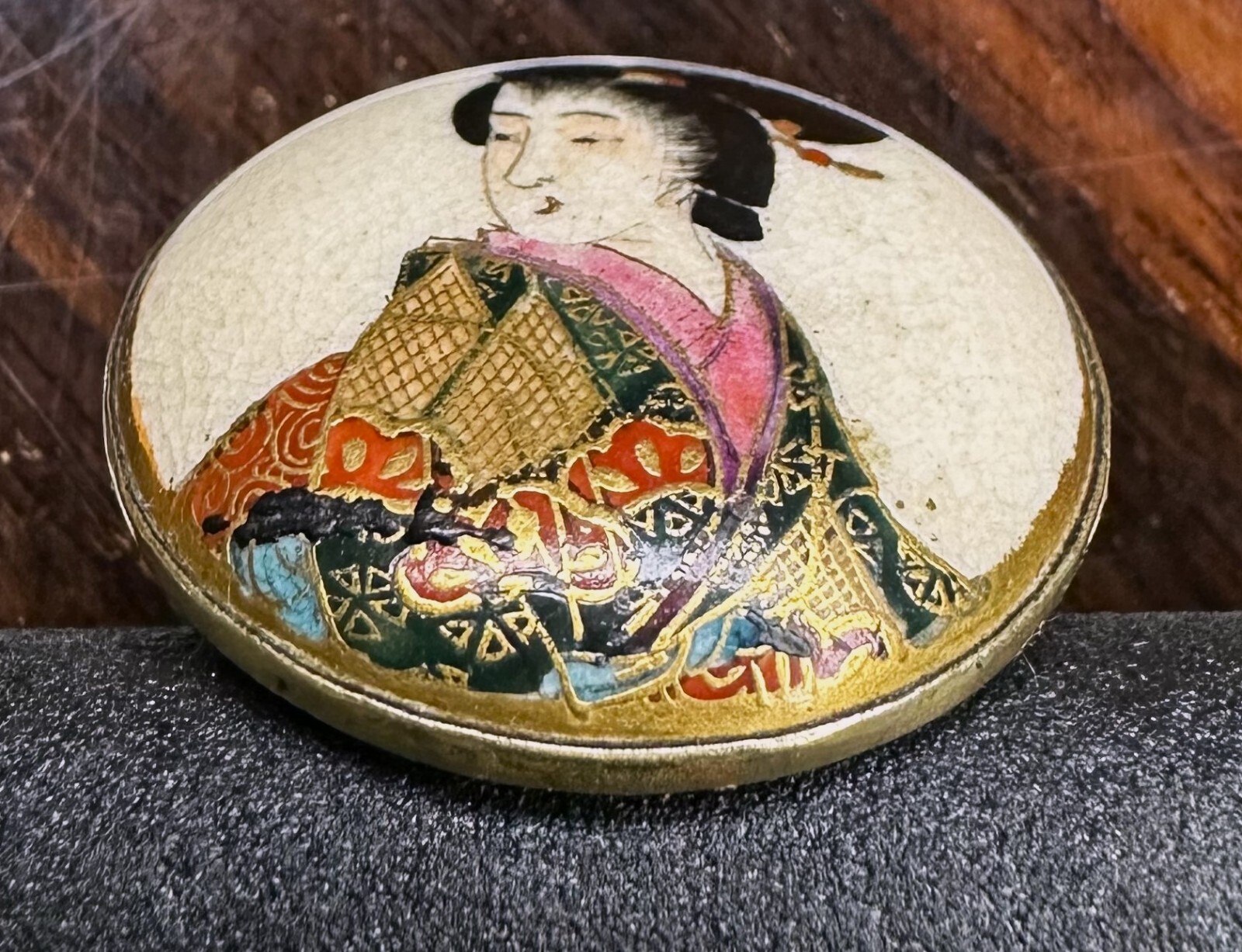 【一寸の円におさまる美人】薩摩焼 色絵金彩 美人文 ボタン - 画像 (3)