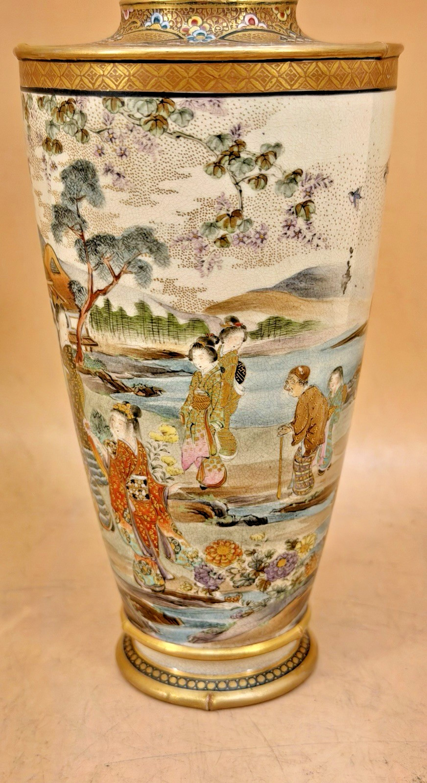 【藁屋根の前で交わす挨拶】薩摩焼 涼山 色絵金彩 人物文 両耳花瓶 - 画像 (3)