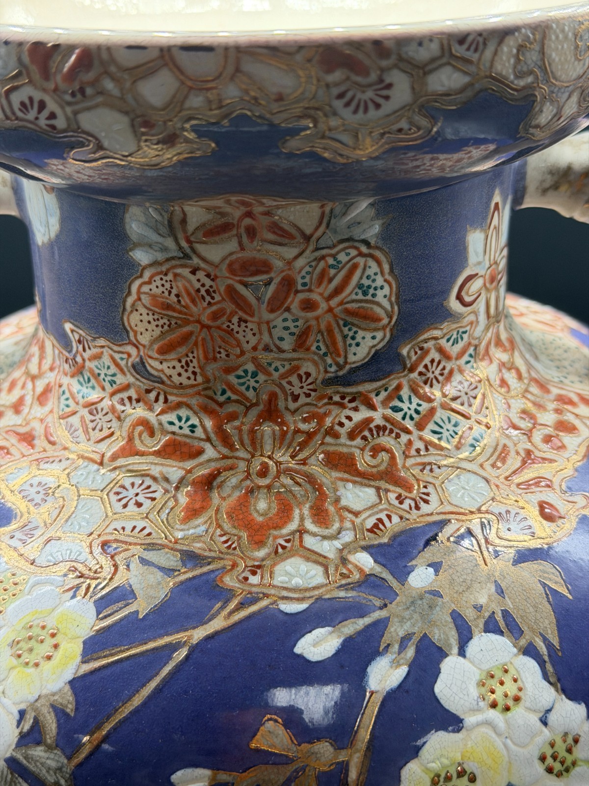 【藤紫にほころぶ桜の枝】薩摩焼 盛上 桜文 両耳花瓶 金彩 - 画像 (2)
