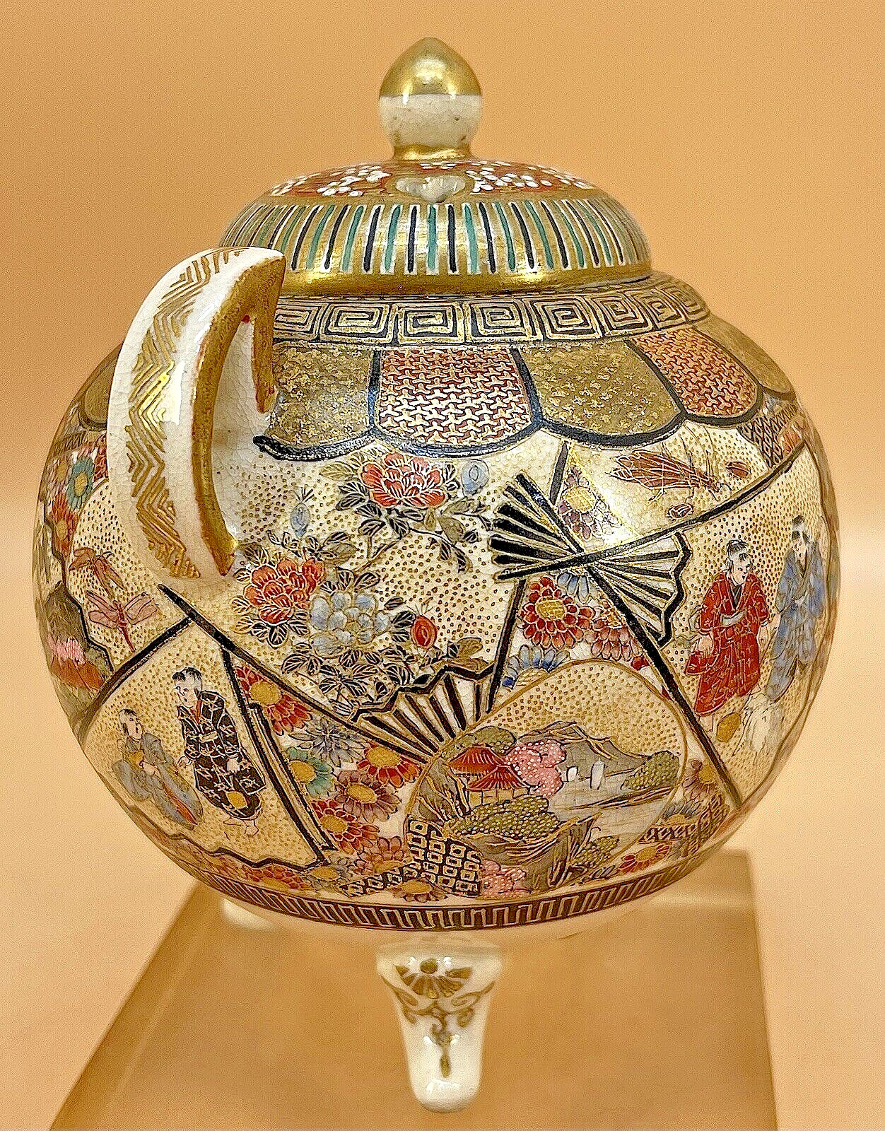 【透かし蓋から香が抜ける】薩摩焼 備山 色絵金彩 人物文 三足香炉 透かし彫り - 画像 (2)