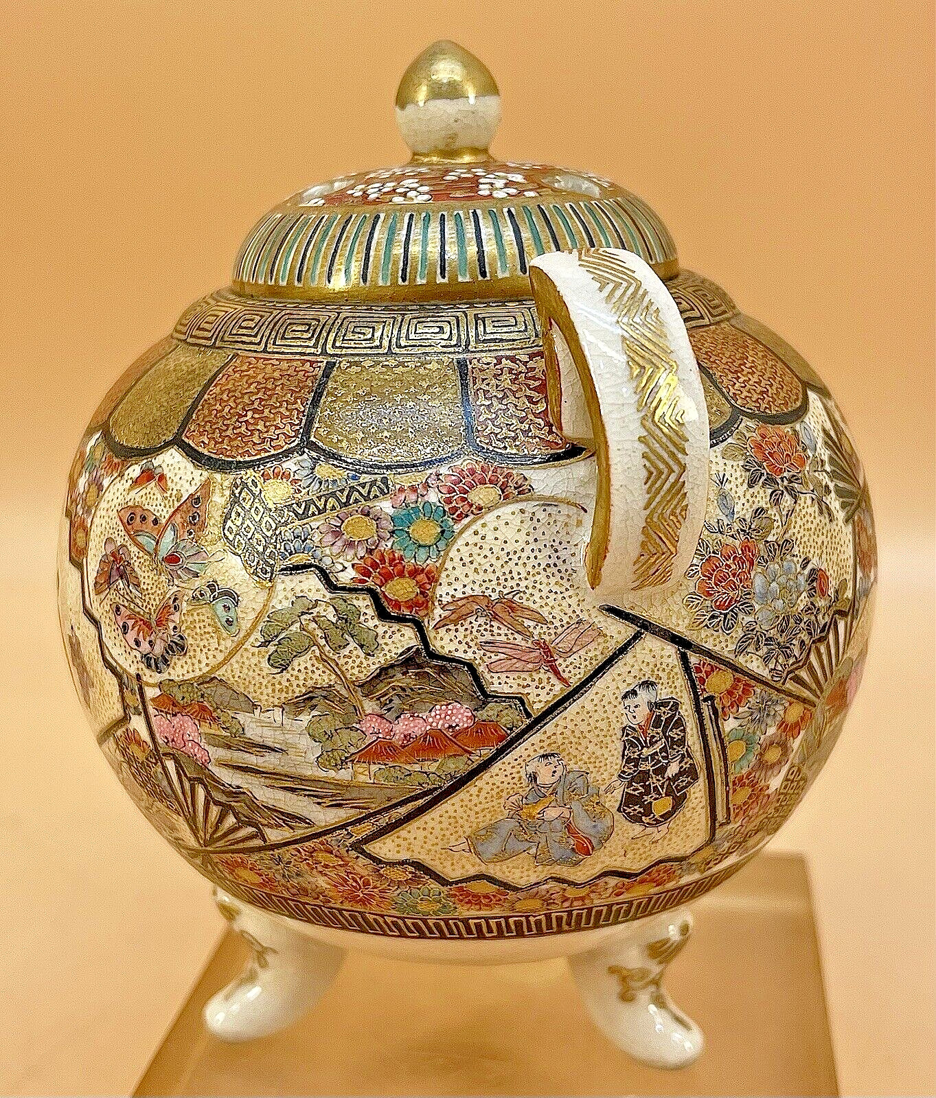 【透かし蓋から香が抜ける】薩摩焼 備山 色絵金彩 人物文 三足香炉 透かし彫り - 画像 (3)
