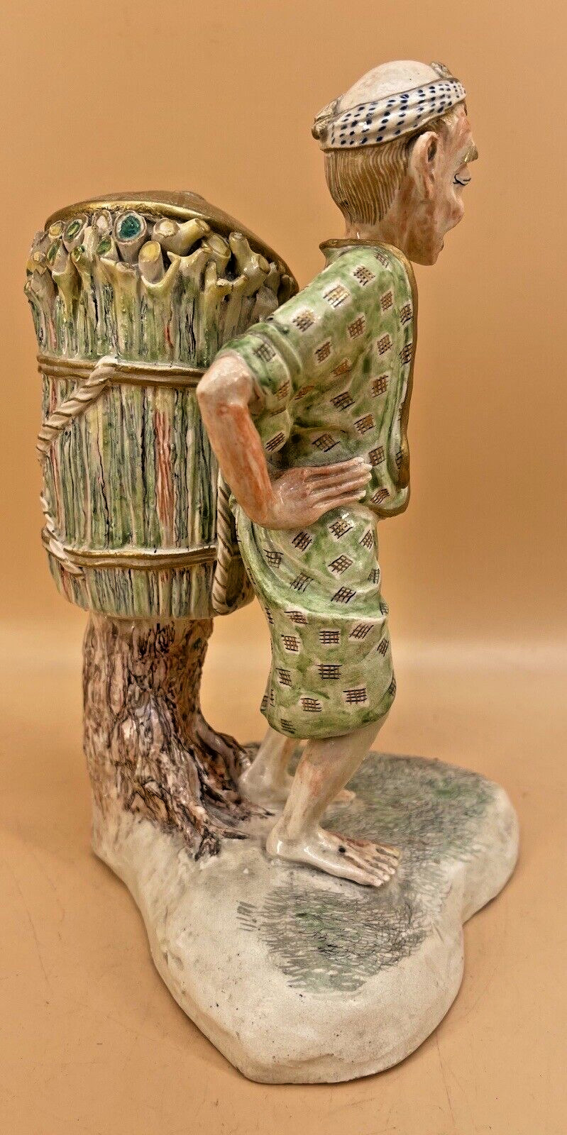 【背負い籠から笑い声が漏れる】薩摩焼 色絵金彩 人物文 置物 - 画像 (3)