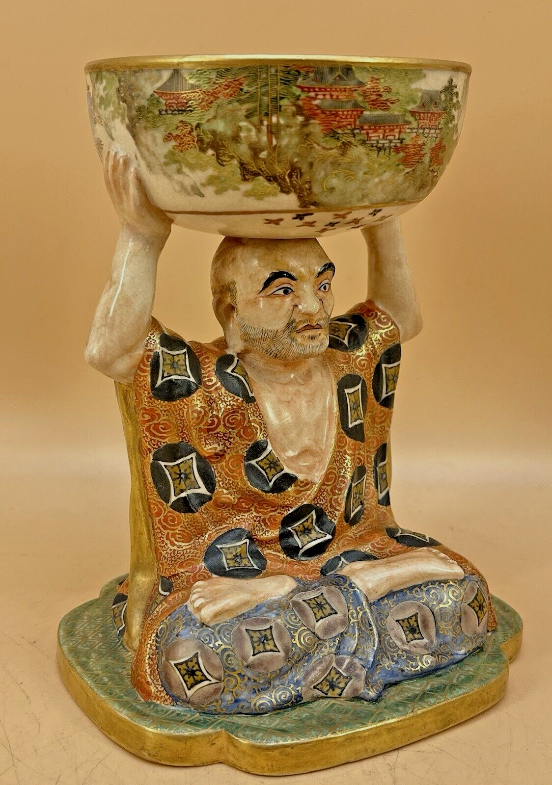 【捧げ持つ掌に伽藍が咲く】薩摩焼 色絵金彩 人物文 置物 細密画 - 画像 (2)