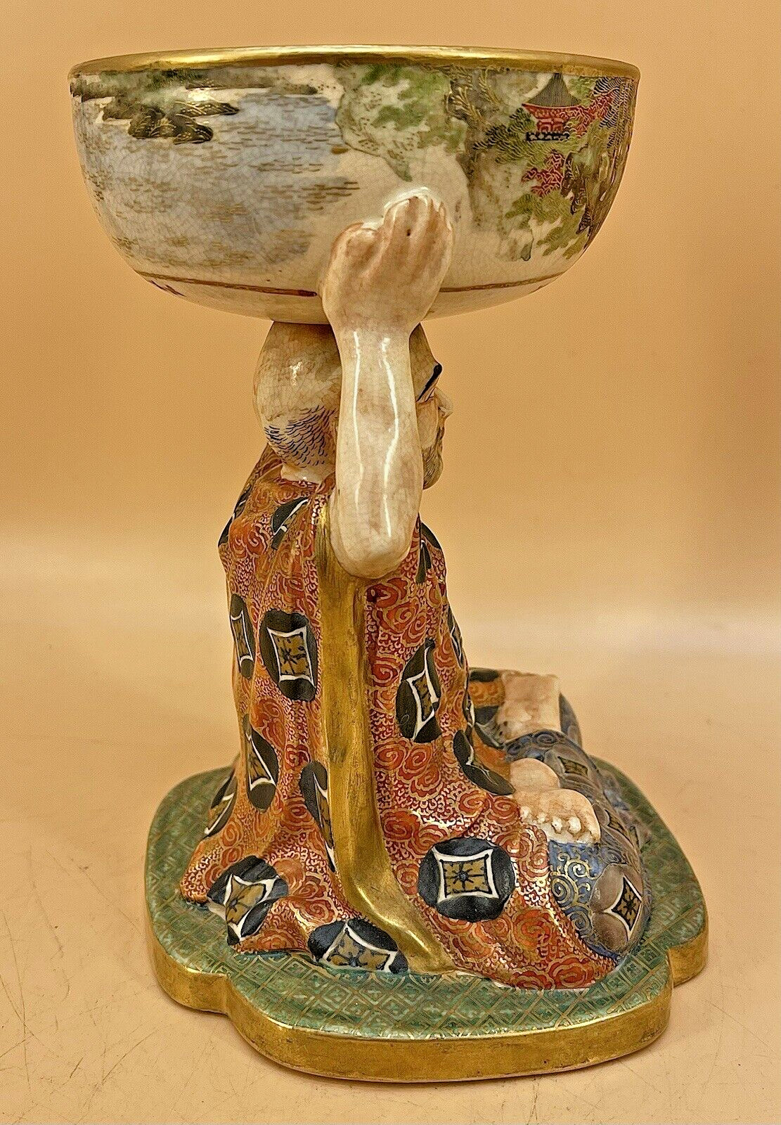 【捧げ持つ掌に伽藍が咲く】薩摩焼 色絵金彩 人物文 置物 細密画 - 画像 (3)