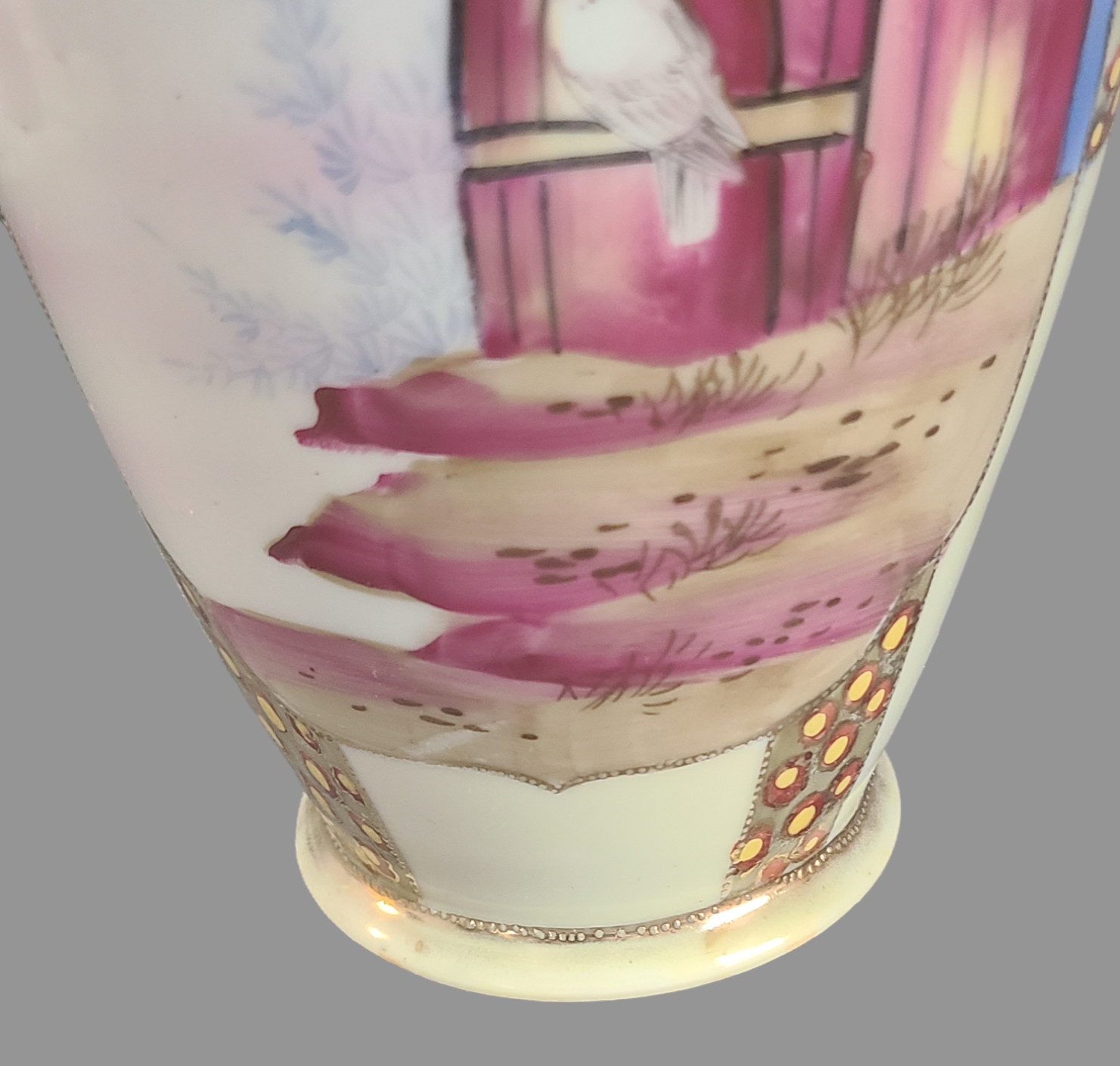 【小屋の軒に春の白い羽】オールドノリタケ 盛上 風景文 両耳花瓶 金彩 - 画像 (2)