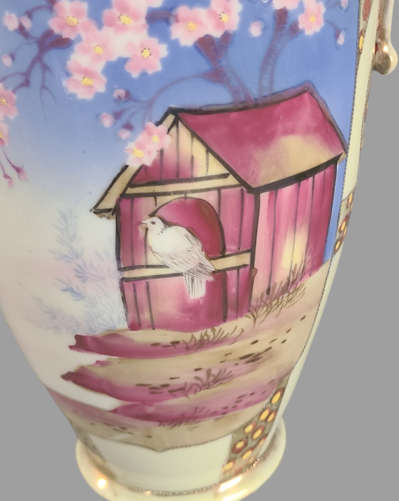 【小屋の軒に春の白い羽】オールドノリタケ 盛上 風景文 両耳花瓶 金彩 - 画像 (3)