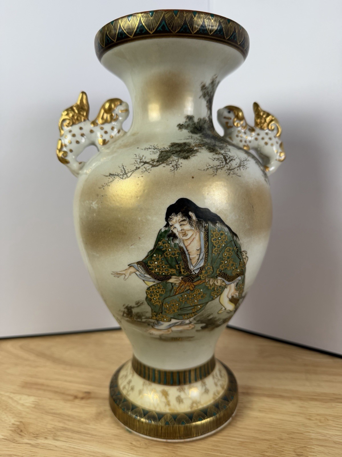 【金彩が語る師と童の物語】薩摩焼 金彩 人物文 獅子耳花瓶 細密画 - 画像 (3)
