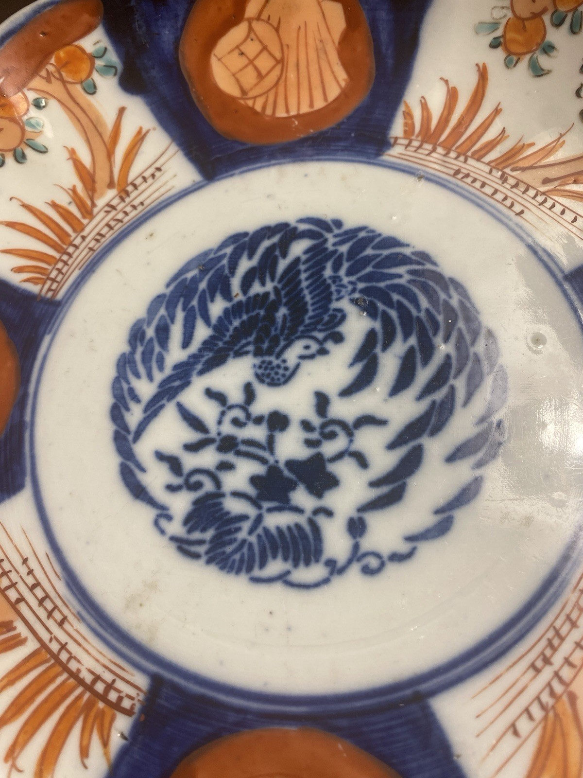【皿の底にうずくまる鳳凰】伊万里 染付 色絵 鳳凰文 飾皿 - 画像 (2)