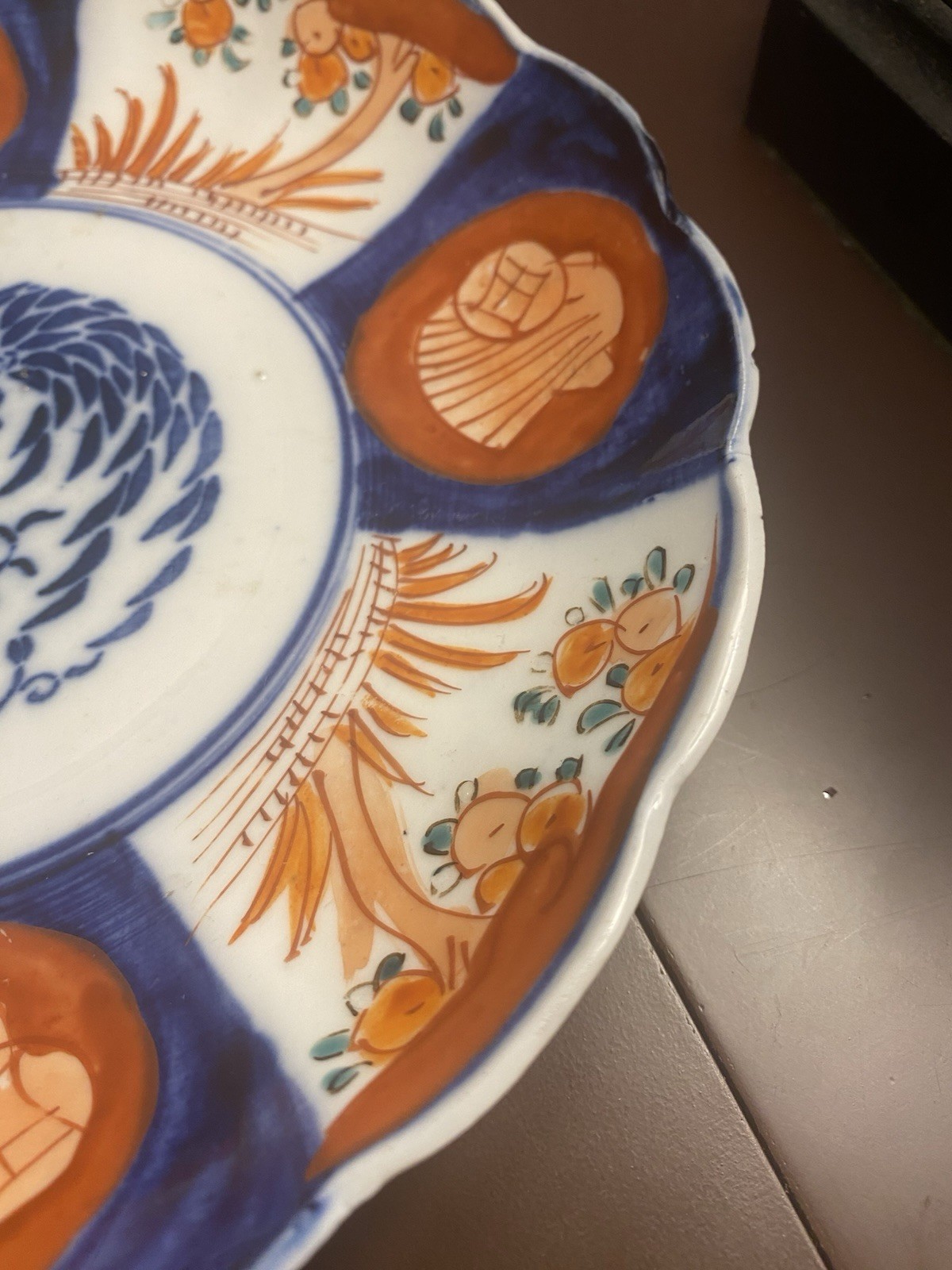 【皿の底にうずくまる鳳凰】伊万里 染付 色絵 鳳凰文 飾皿 - 画像 (3)