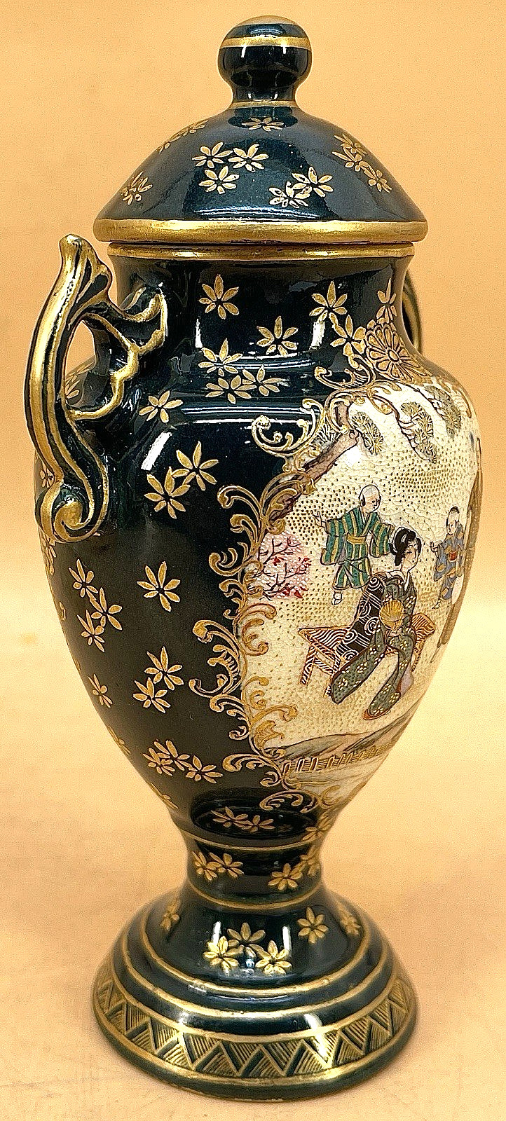 【深緑の地に金の小花が降る】京薩摩 錦光山 色絵金彩 人物文 両耳蓋物 - 画像 (2)
