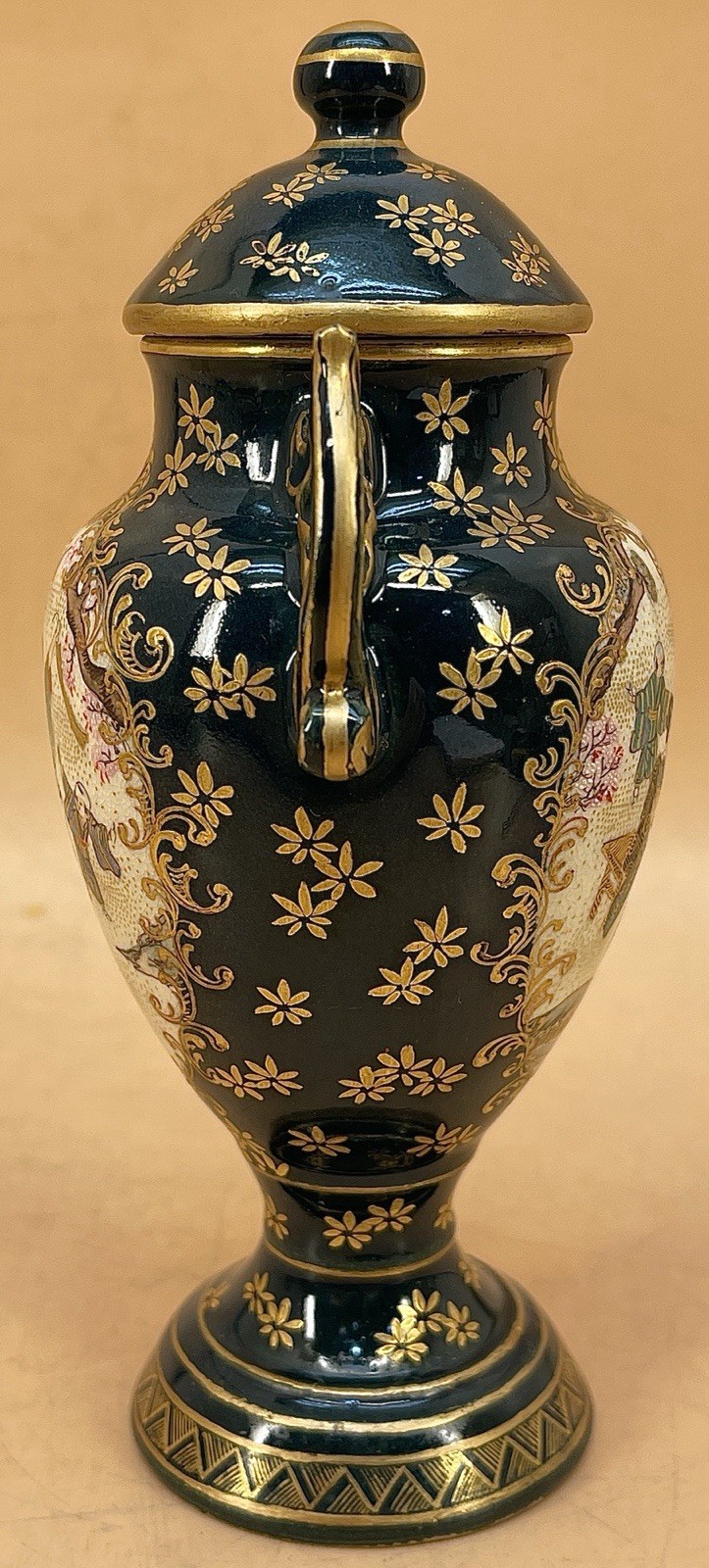 【深緑の地に金の小花が降る】京薩摩 錦光山 色絵金彩 人物文 両耳蓋物 - 画像 (3)