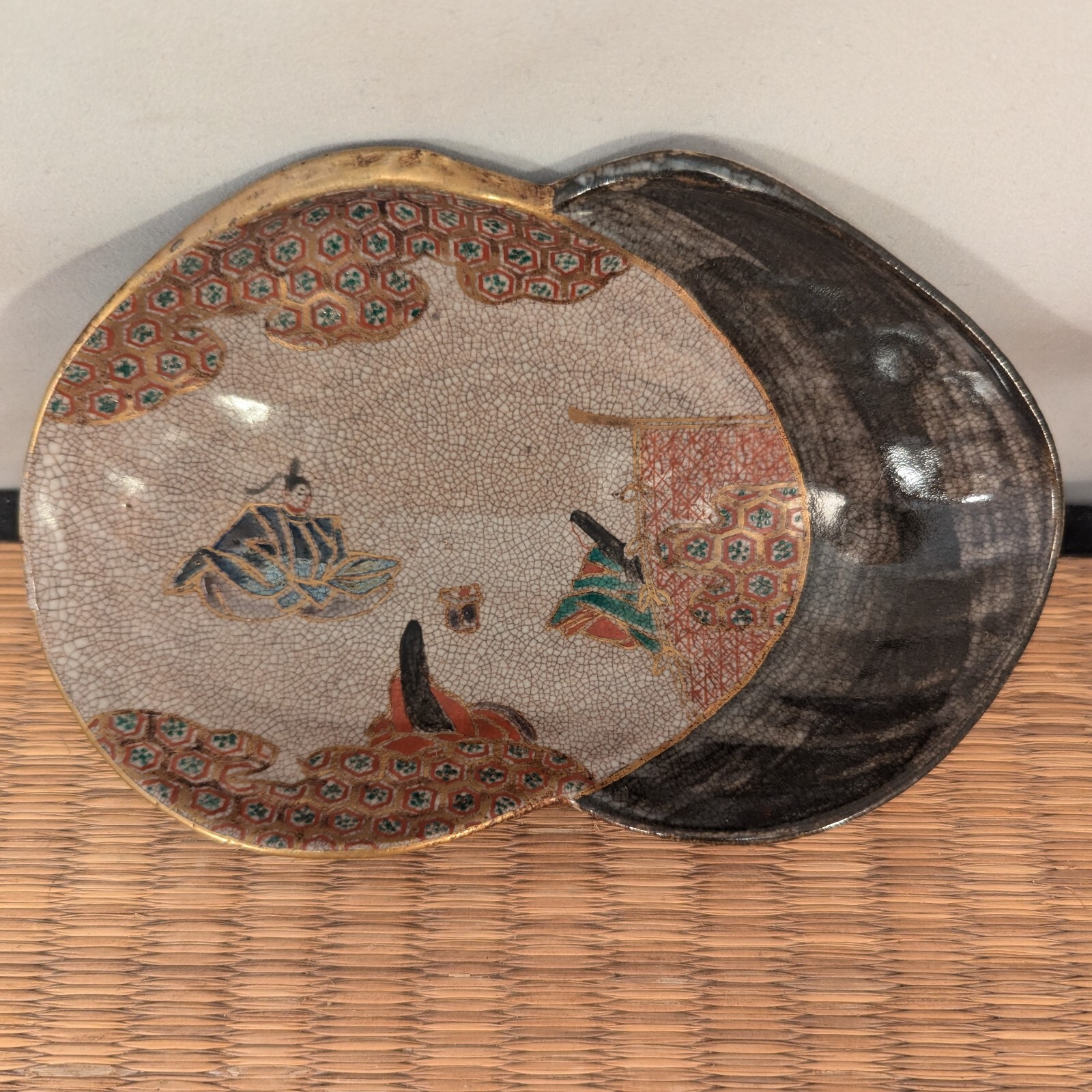 【蛤の殻に描かれた王朝】京薩摩 色絵金彩 人物文 蛤形 飾鉢 - 画像 (2)