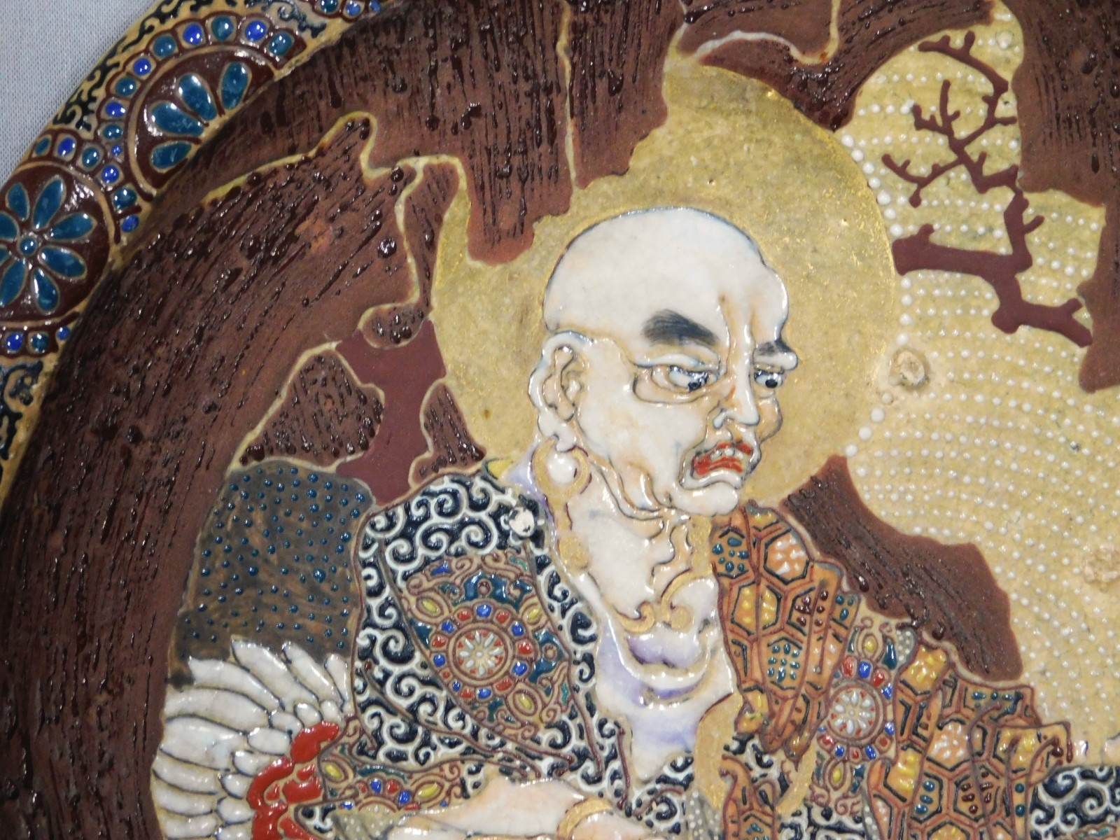 【山中に座す羅漢と桃の器】薩摩焼 盛上 ジュエル装飾 羅漢文 飾皿 - 画像 (2)