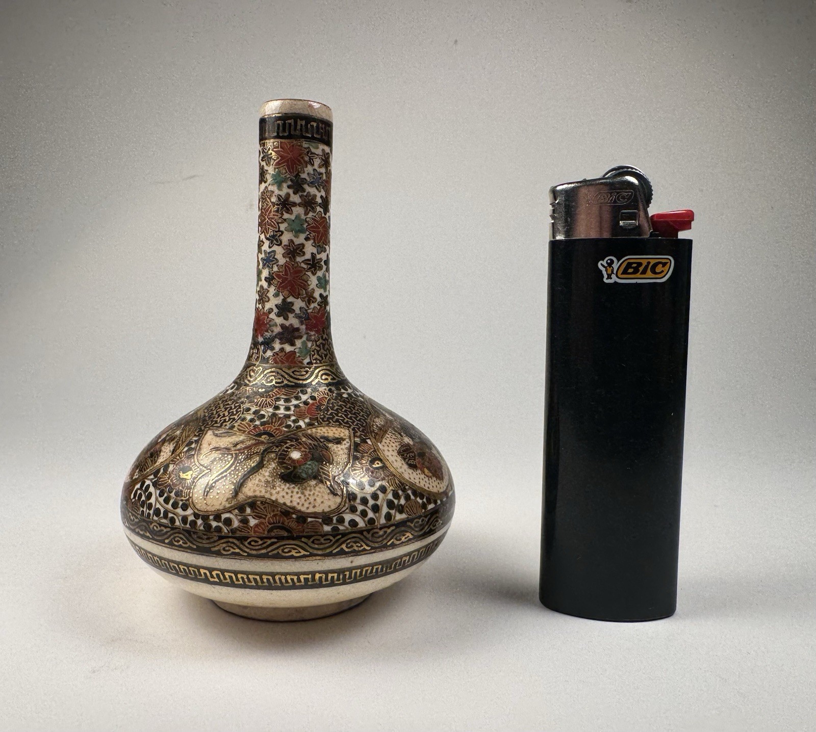 【掌にのる紅葉の細密】薩摩焼 細密金彩 紅葉文 小花瓶 - 画像 (2)