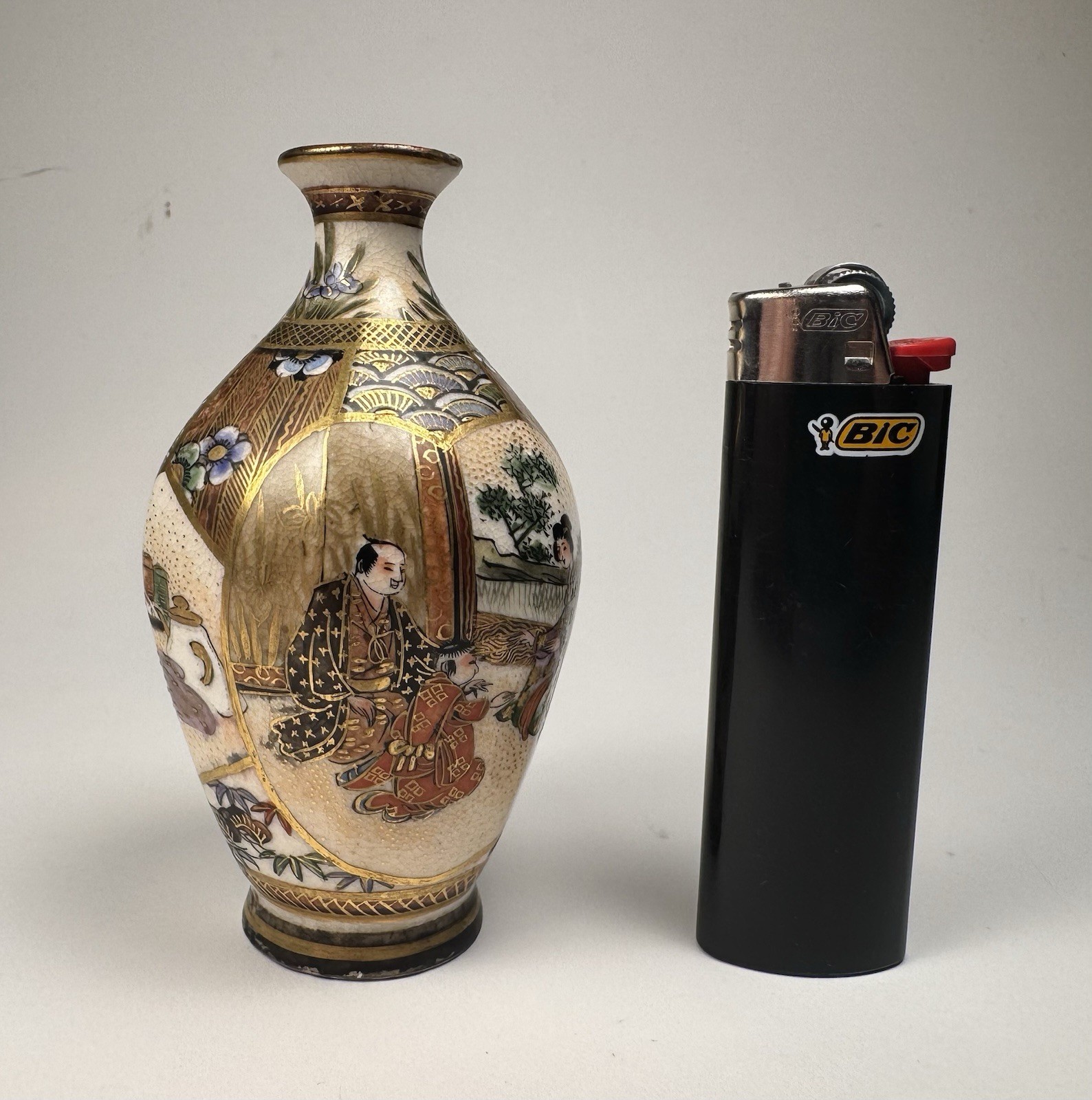【小さな窓辺に集う人びと】薩摩焼 細密金彩 人物文 小花瓶 - 画像 (2)