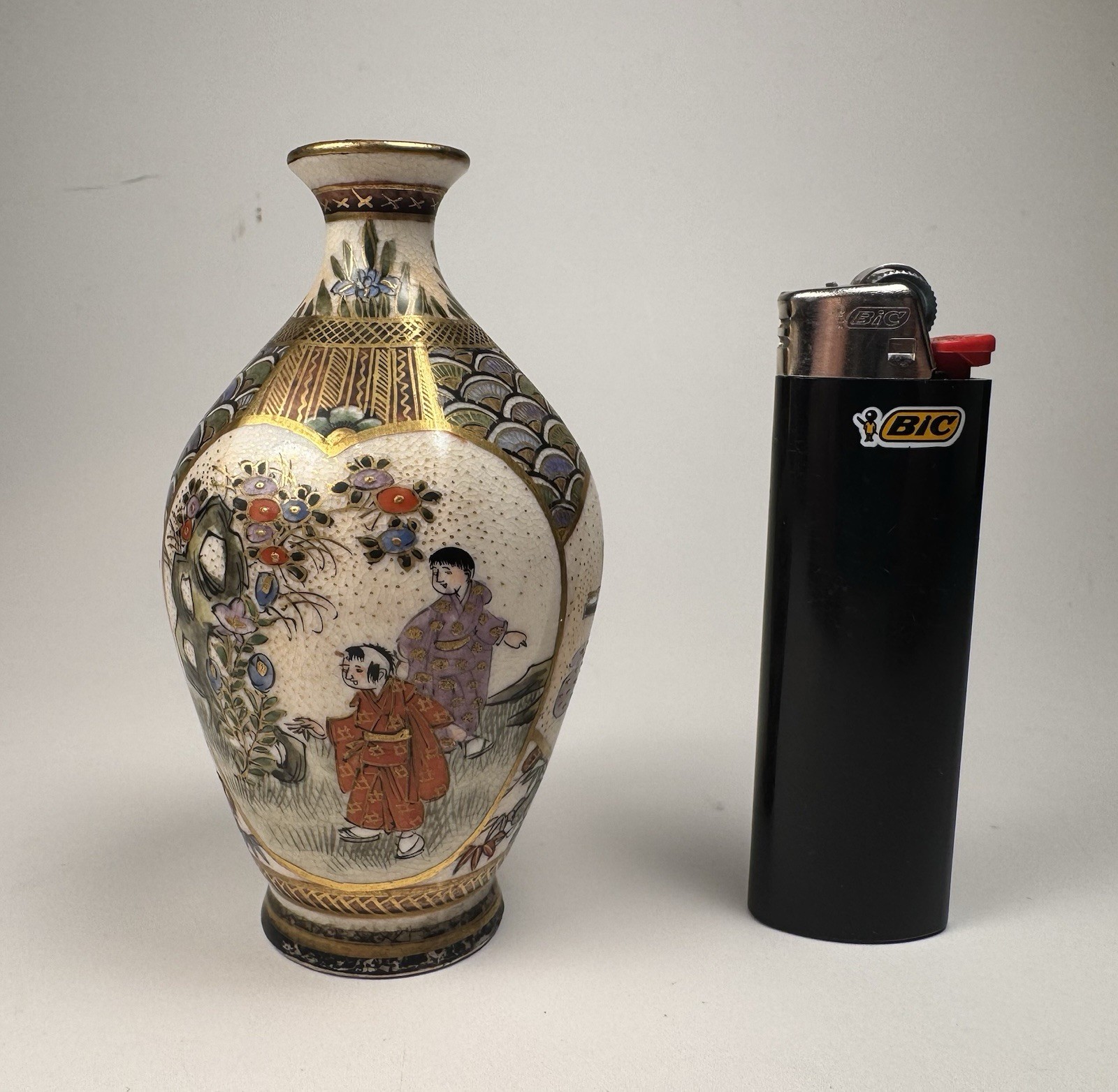 【小さな窓辺に集う人びと】薩摩焼 細密金彩 人物文 小花瓶 - 画像 (3)