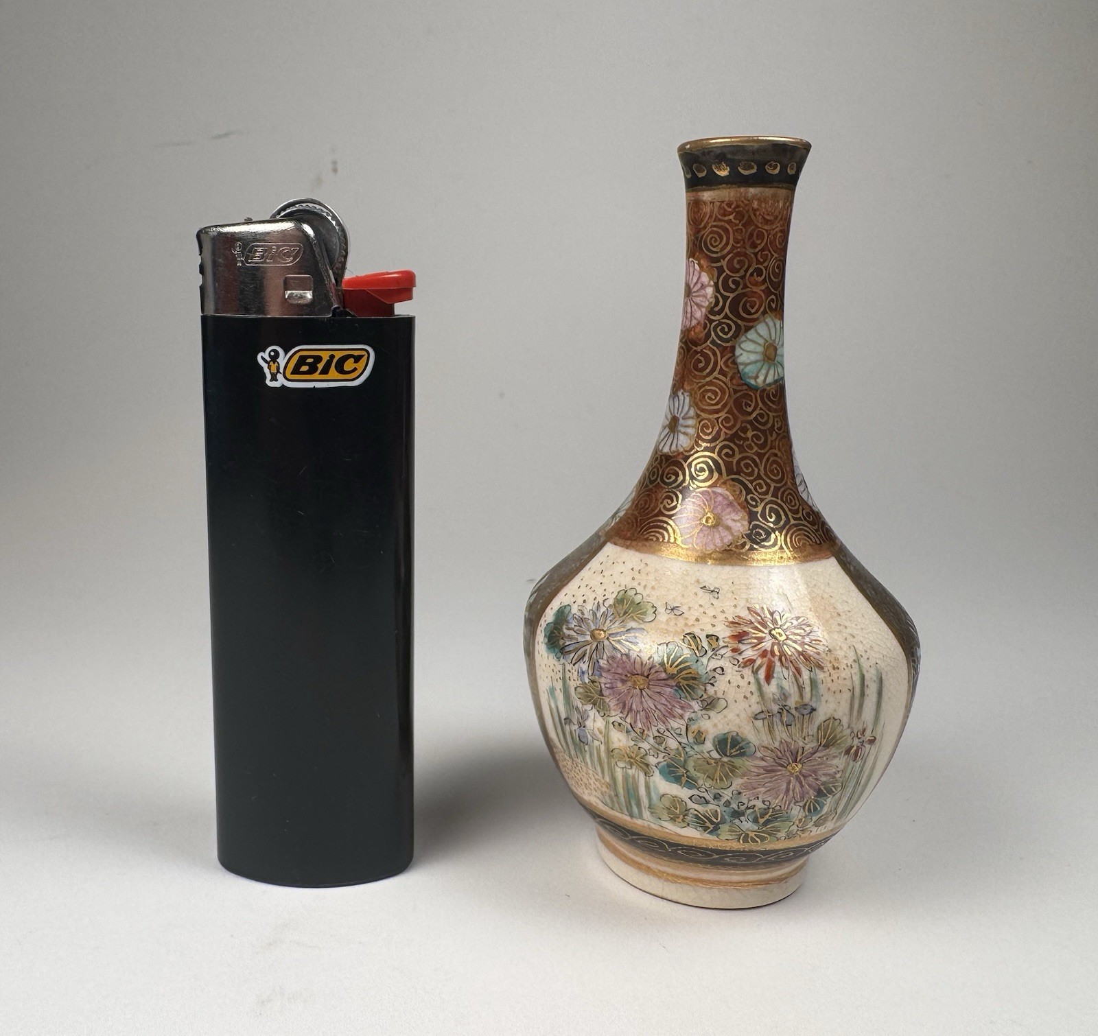 【九センチに咲く秋草】薩摩焼 細密金彩 菊花文 小花瓶 - 画像 (2)