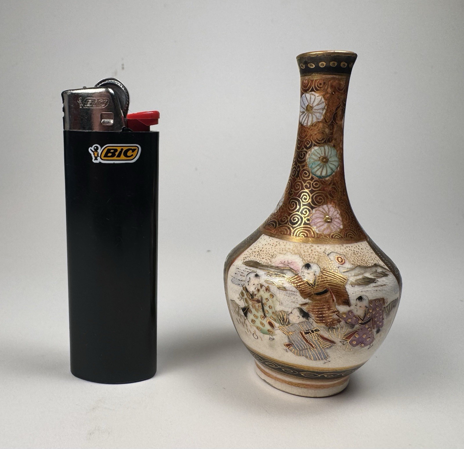 【九センチに咲く秋草】薩摩焼 細密金彩 菊花文 小花瓶 - 画像 (3)