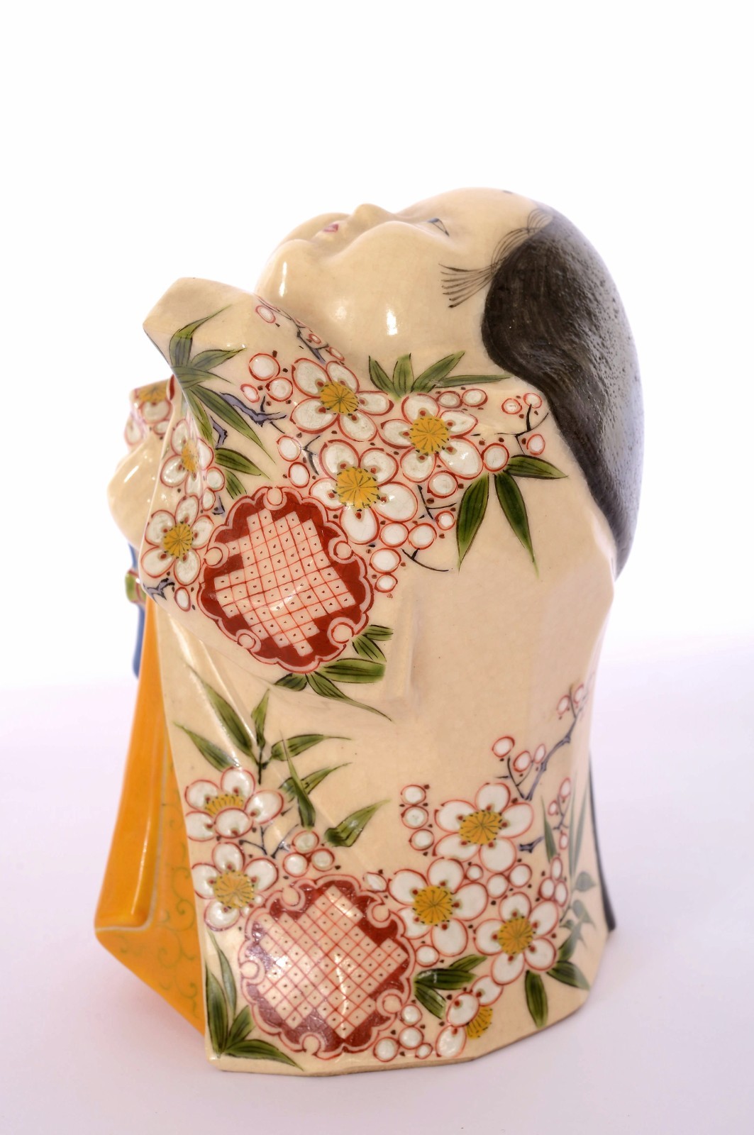 【笑みをたたえたお多福の頬】京薩摩 伊藤陶山 色絵 お多福 置物 - 画像 (3)
