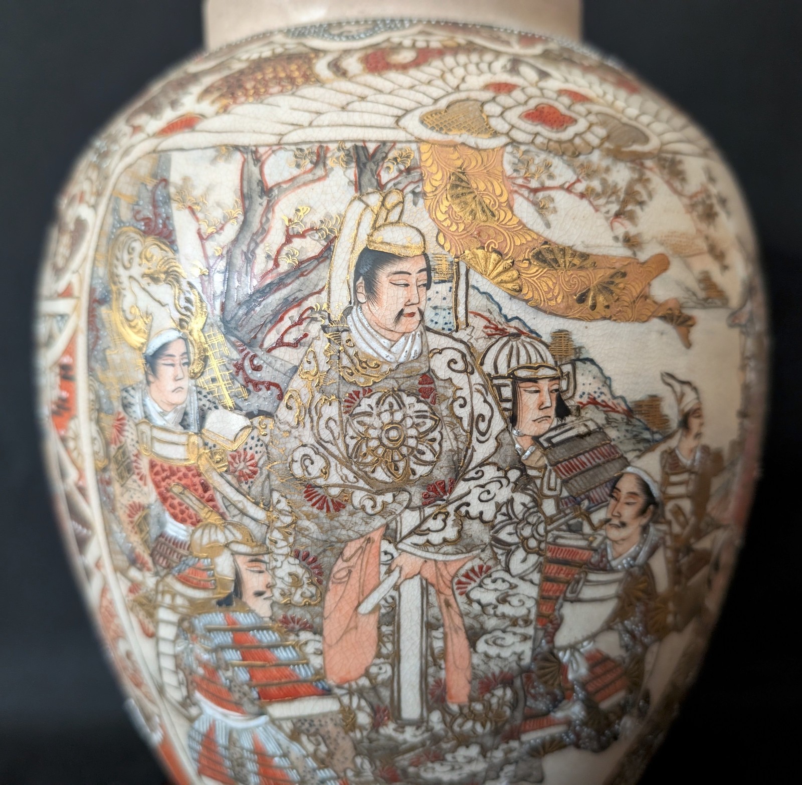 【武者の列が胴をめぐる】薩摩焼 色絵金彩 武者文 壷 - 画像 (2)