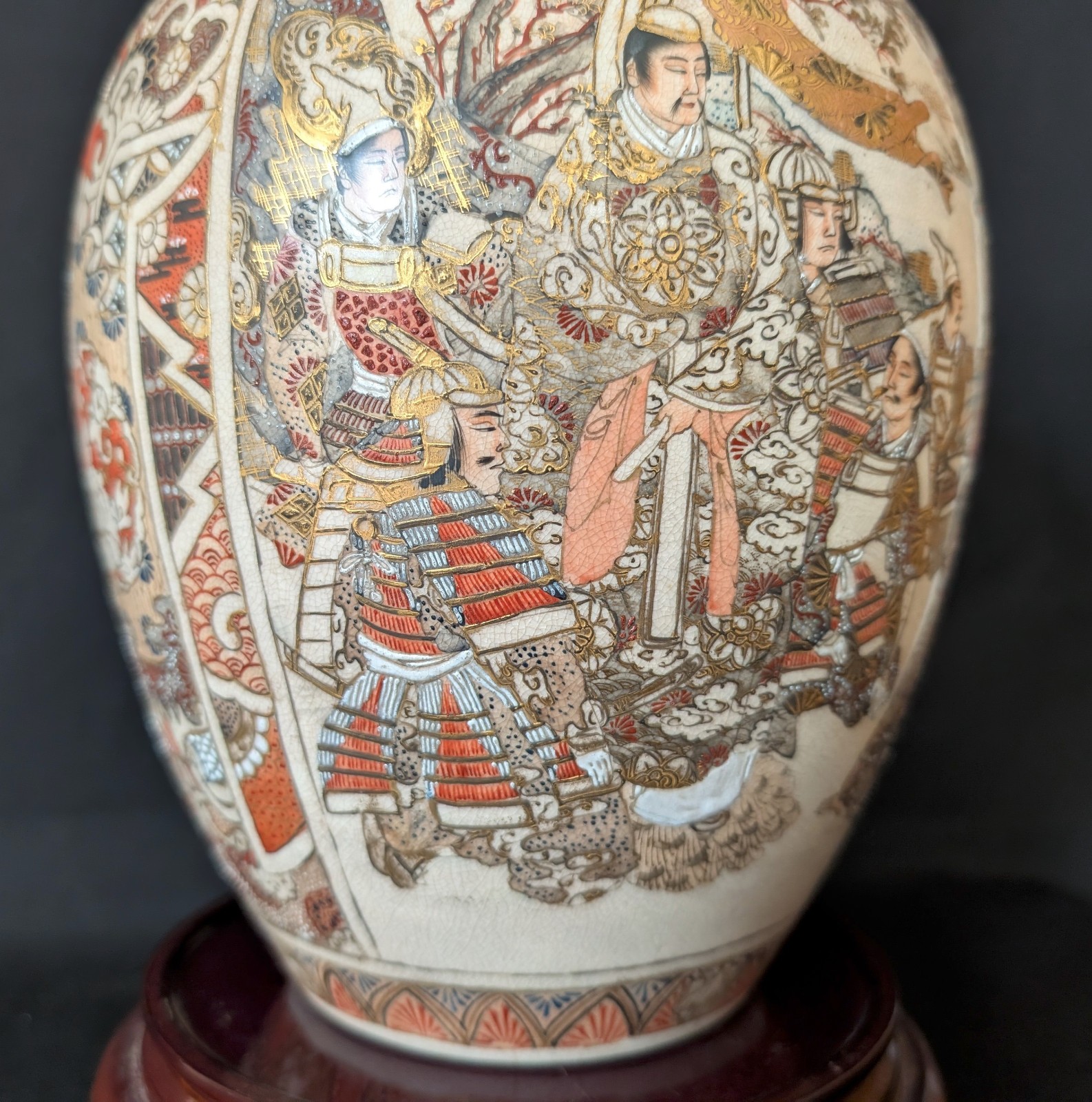 【武者の列が胴をめぐる】薩摩焼 色絵金彩 武者文 壷 - 画像 (3)
