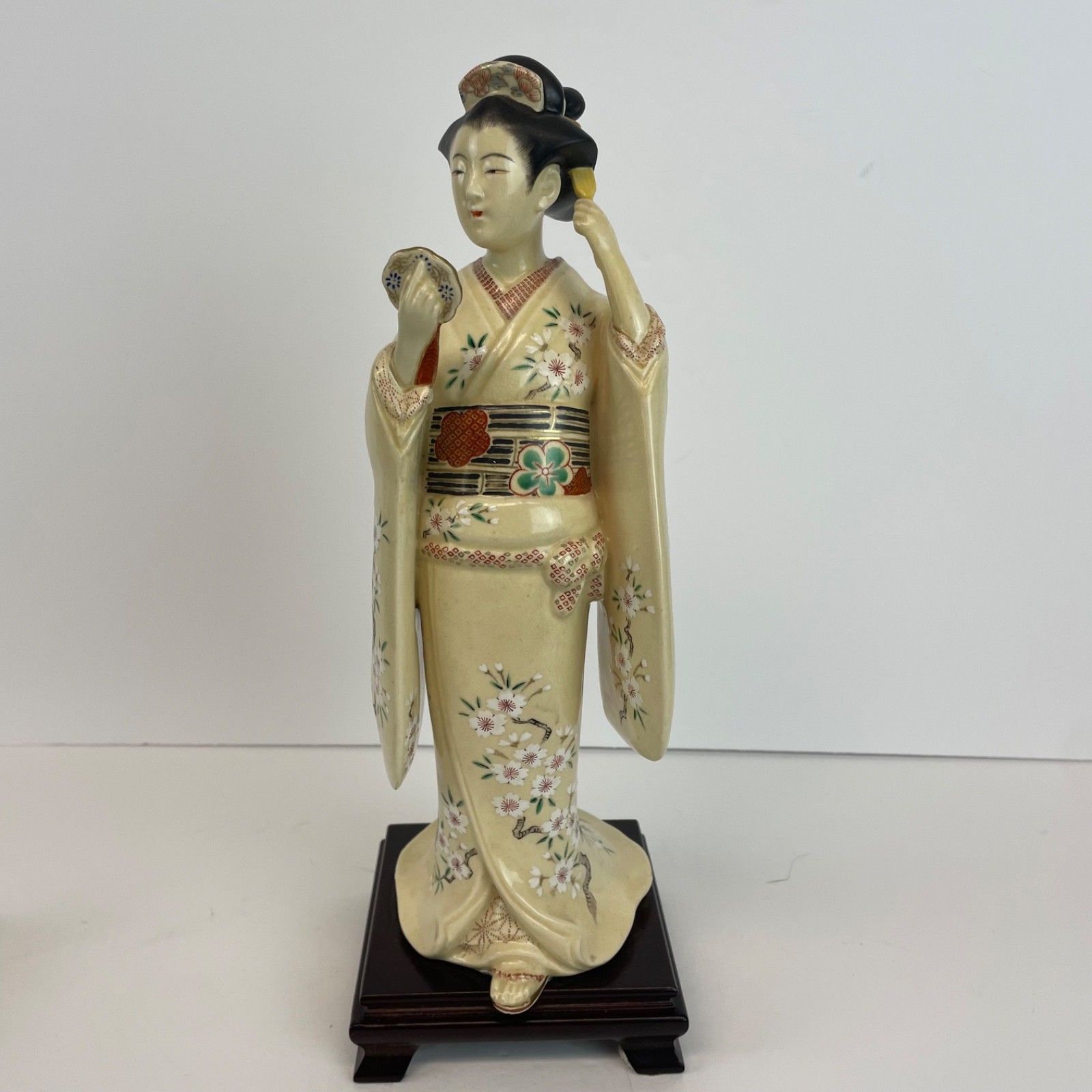 【桜をまとい風に振り向く】薩摩焼 色絵金彩 桜文 美人置物 - 画像 (2)