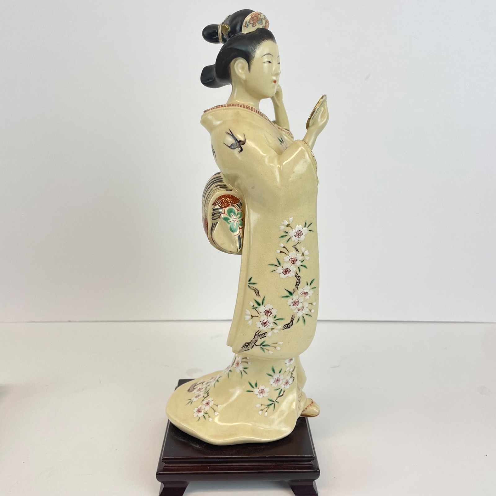 【桜をまとい風に振り向く】薩摩焼 色絵金彩 桜文 美人置物 - 画像 (3)