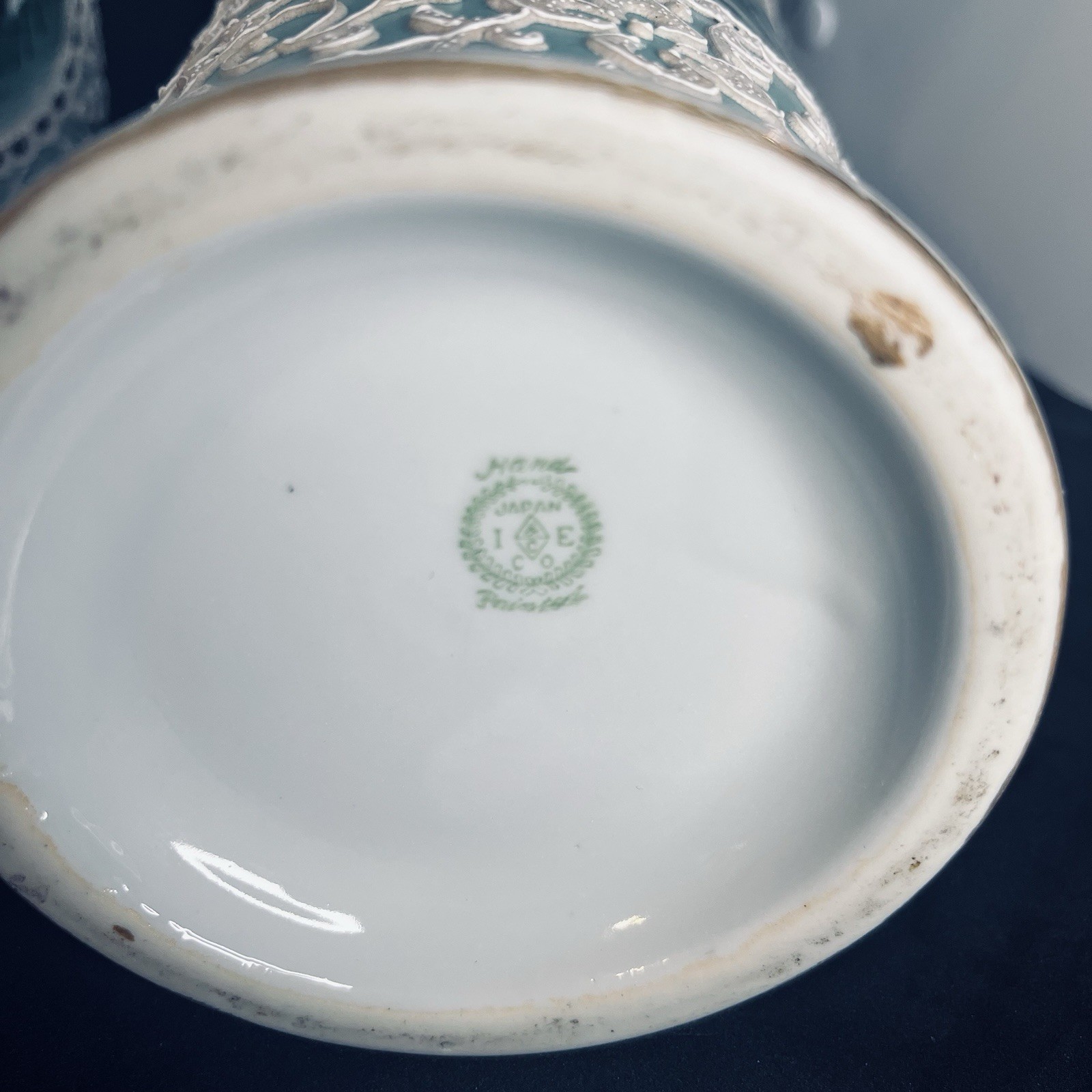【白い唐草が水辺を囲う】オールドニッポン 盛上 鶴と風景文 両耳花瓶 一対 - 画像 (2)