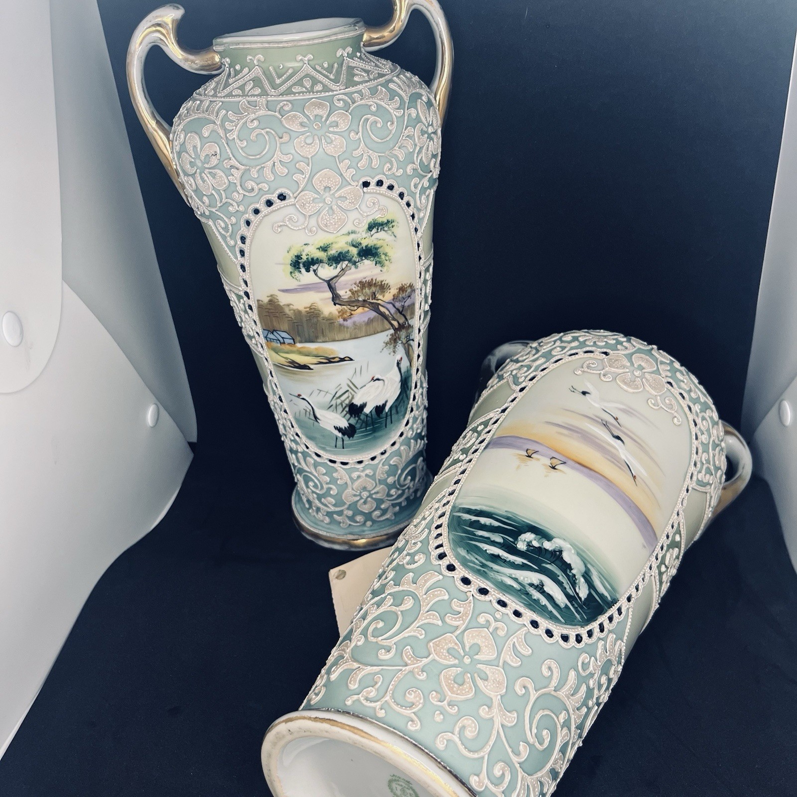【白い唐草が水辺を囲う】オールドニッポン 盛上 鶴と風景文 両耳花瓶 一対 - 画像 (3)