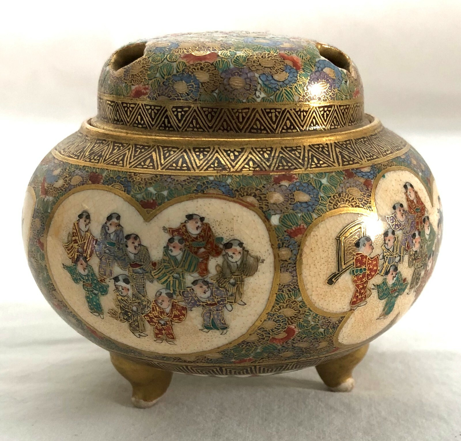 【花畑にわく小さな群れ】薩摩焼 千華文 群像文 三足香炉 - 画像 (2)