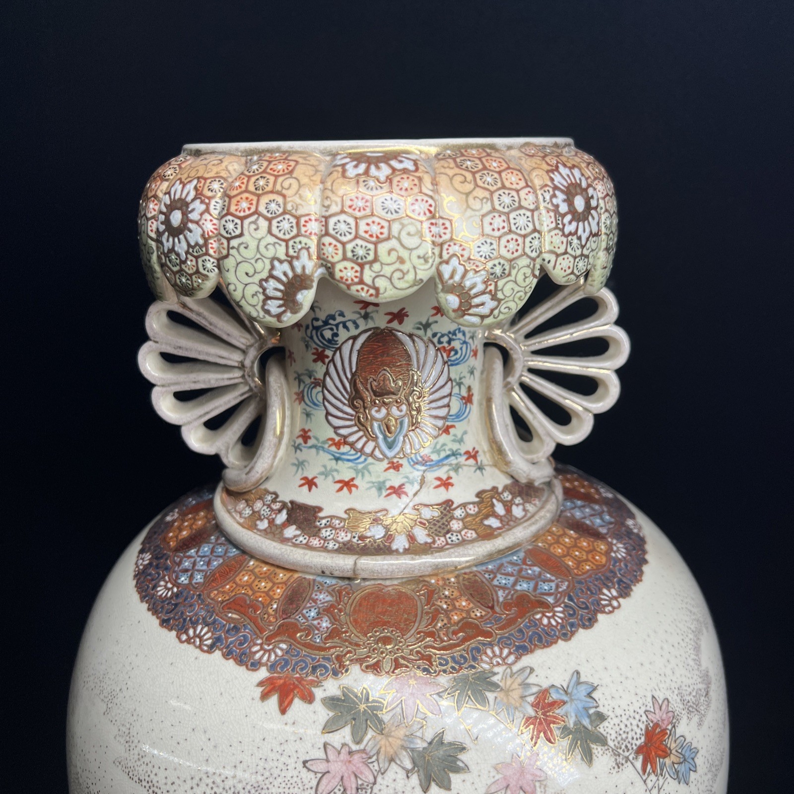 【床に据わる高さ53cmの秋景】薩摩焼 色絵金彩 人物文 大飾壷 透かし耳 - 画像 (3)