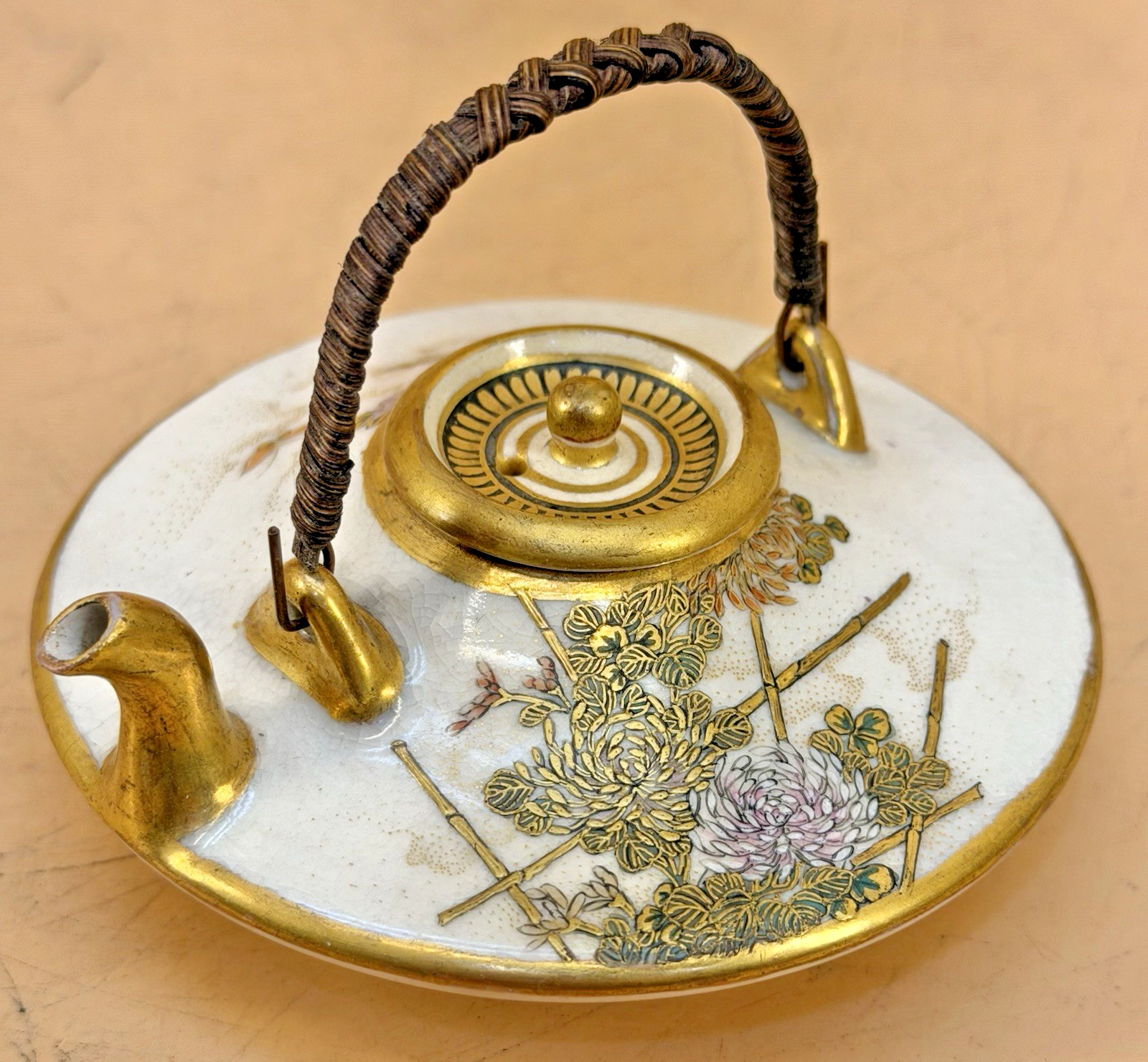 【籐の弦がかかる掌の酒器】薩摩焼 細密金彩 菊竹文 提手酒器 三足 - 画像 (2)