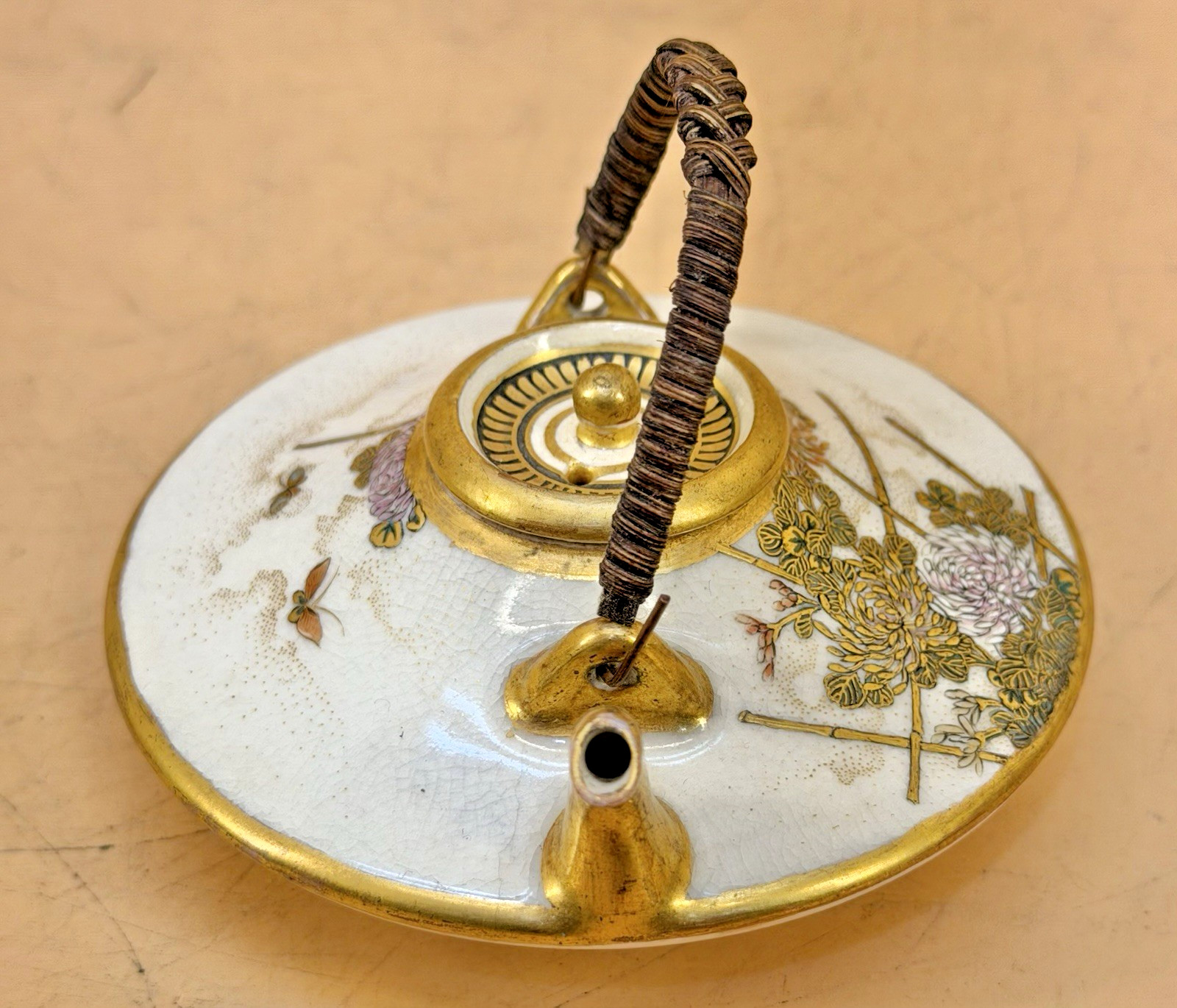 【籐の弦がかかる掌の酒器】薩摩焼 細密金彩 菊竹文 提手酒器 三足 - 画像 (3)