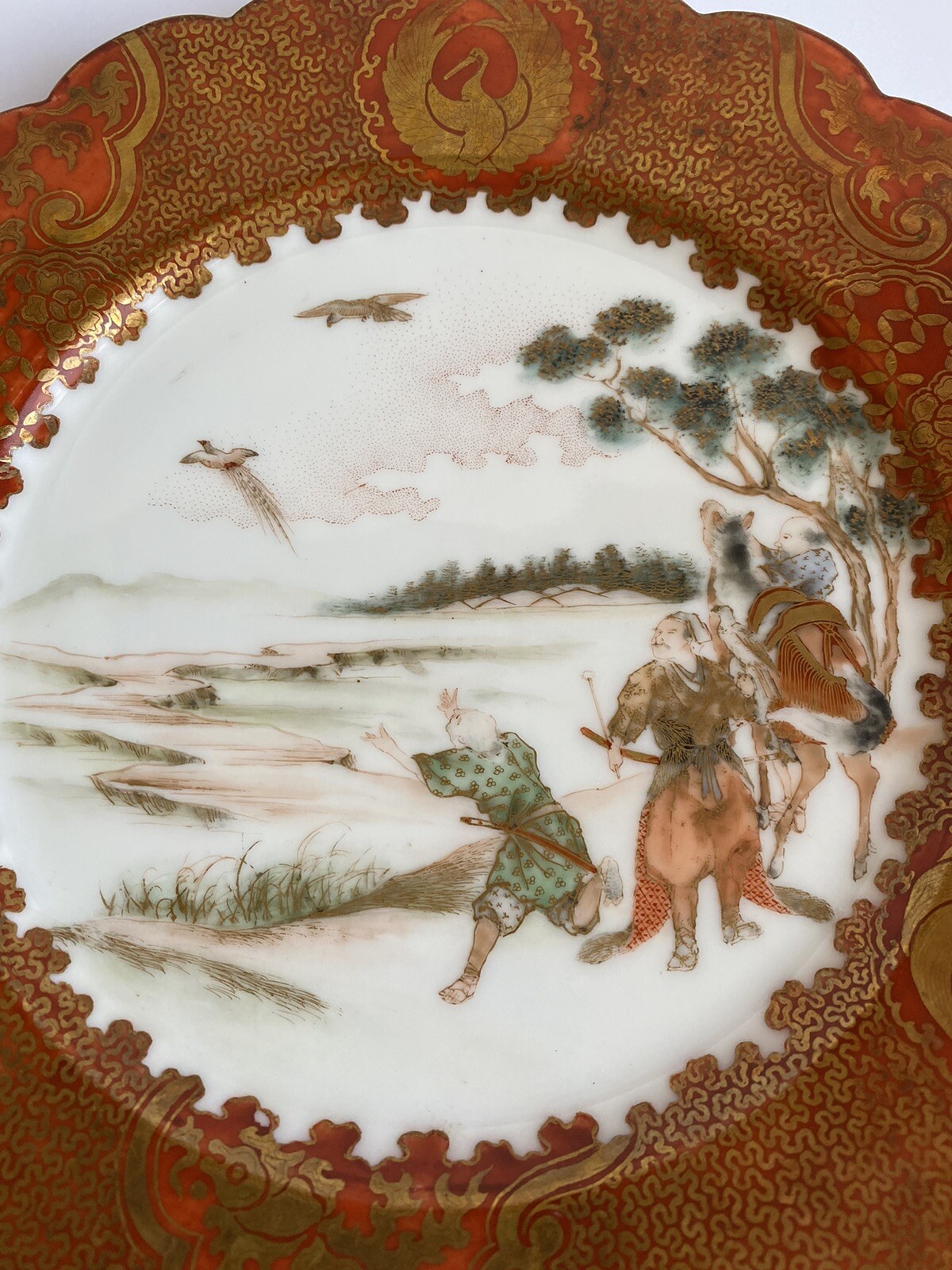【赤地の縁が囲う鷹狩の野】九谷焼 赤絵金彩 鷹狩文 飾皿 - 画像 (3)