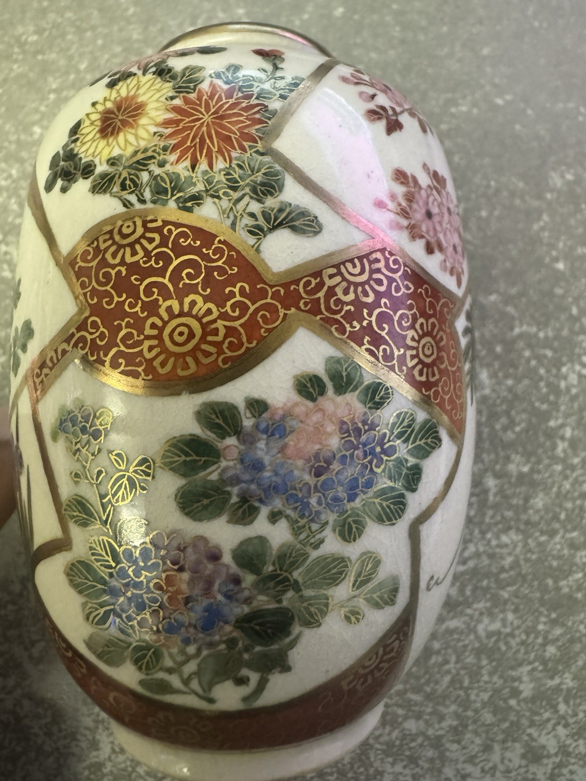 【掌におさまる四季のうつろい】薩摩焼 細密金彩 四季花文 小花瓶 人物文 - 画像 (3)