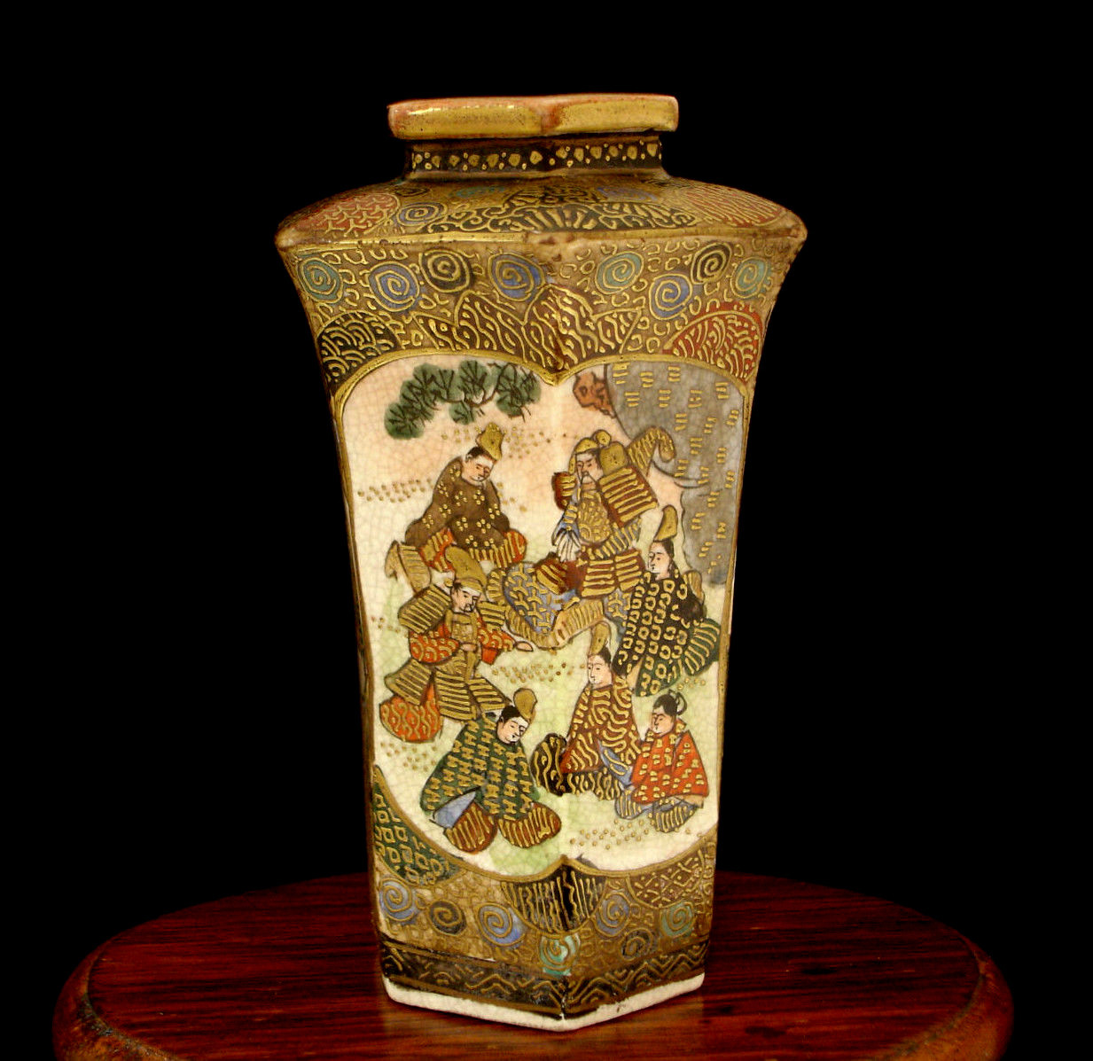 【掌におさまる絵巻】薩摩焼 色絵金彩 人物文 六角花瓶 - 画像 (2)