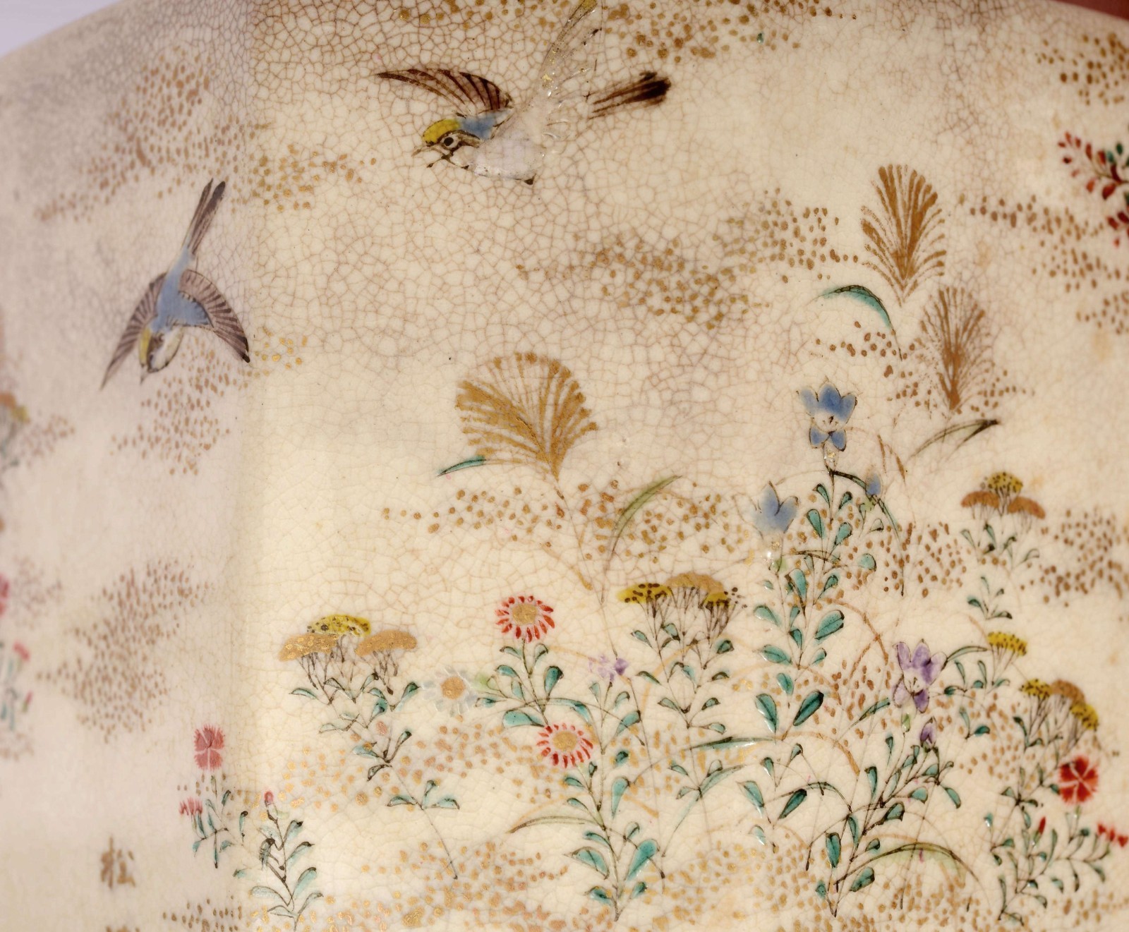 【秋草の野を小鳥がわたる】薩摩焼 細密画 花鳥文 香炉 金彩 - 画像 (3)