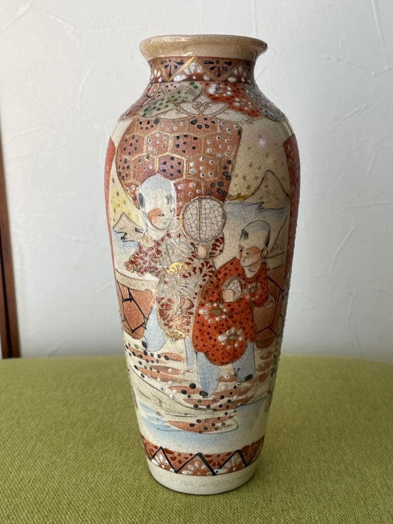 【白盛の点が衣をかざる】薩摩焼 色絵金彩 人物文 花瓶 - 画像 (2)