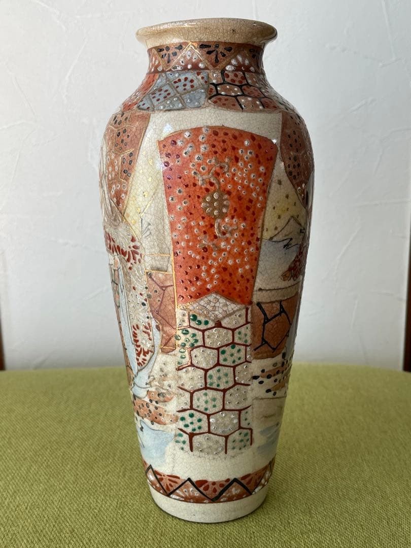 【白盛の点が衣をかざる】薩摩焼 色絵金彩 人物文 花瓶 - 画像 (3)