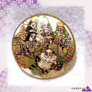 【七福神が丸窓に集う】薩摩焼 細密金彩 七福神文 ボタン