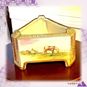 【三つの景が机上に並ぶ】オールドノリタケ 色絵 風景文 三角花器 金彩