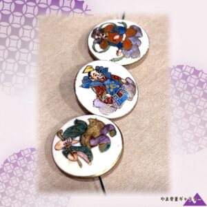 【三人の人物が掌に並ぶ】薩摩 色絵金彩 人物文 ボタン 三点揃